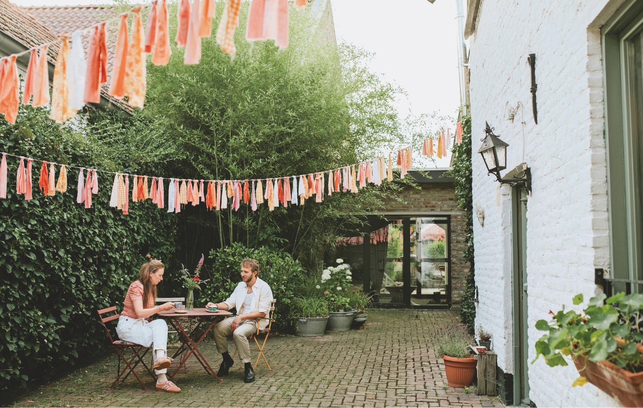 Slingers zelfgemaakt. Tafel en stoelen Marktplaats. Kop-en-schotels brocante. Plantenbakken kringloop.