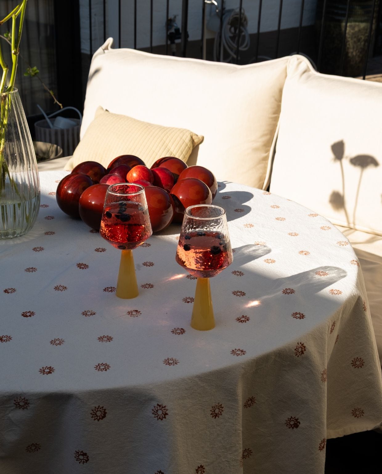 Wijnglazen Brût Homeware. Schaal Urban Nature Culture via vtwonen.nl/shop. Tuinbank en parasol Fatboy. Glazen vaas tweedehands. Strandstoelen La Redoute. vtwonen Zomerspecial 2026 | fotografie Valerie Paas
