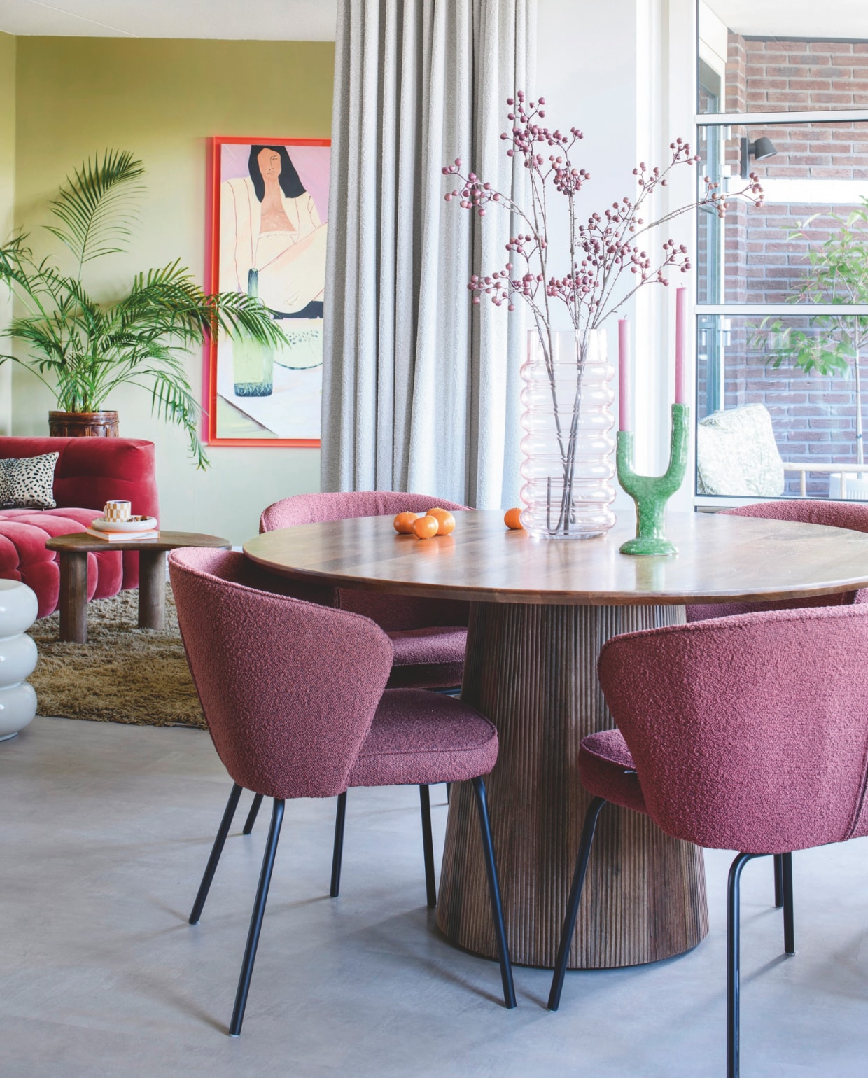 Muurverf Puur Helmgras van Flexa. Eettafel Old Inn. Eetkamerstoelen BePureHome. Vaas en kaarsen Loods5. Kandelaar HKliving. vtwonen 06-2026 | styling Maaike van Haaster | fotografie Louis Lemaire