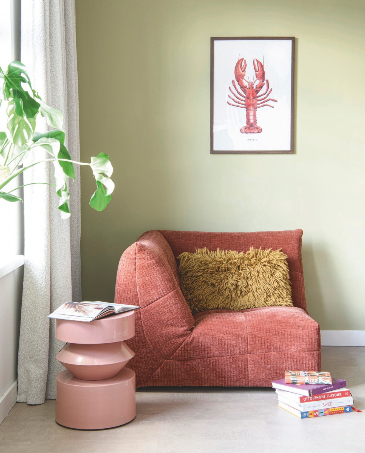 Vloer Karwei. Muurverf Puur Helmgras van Flexa. Zitelement Flynn, bijzettafel en kussen Loods5. Poster Bintje illustraties. vtwonen 06-2026 | styling Maaike van Haaster | fotografie Louis Lemaire