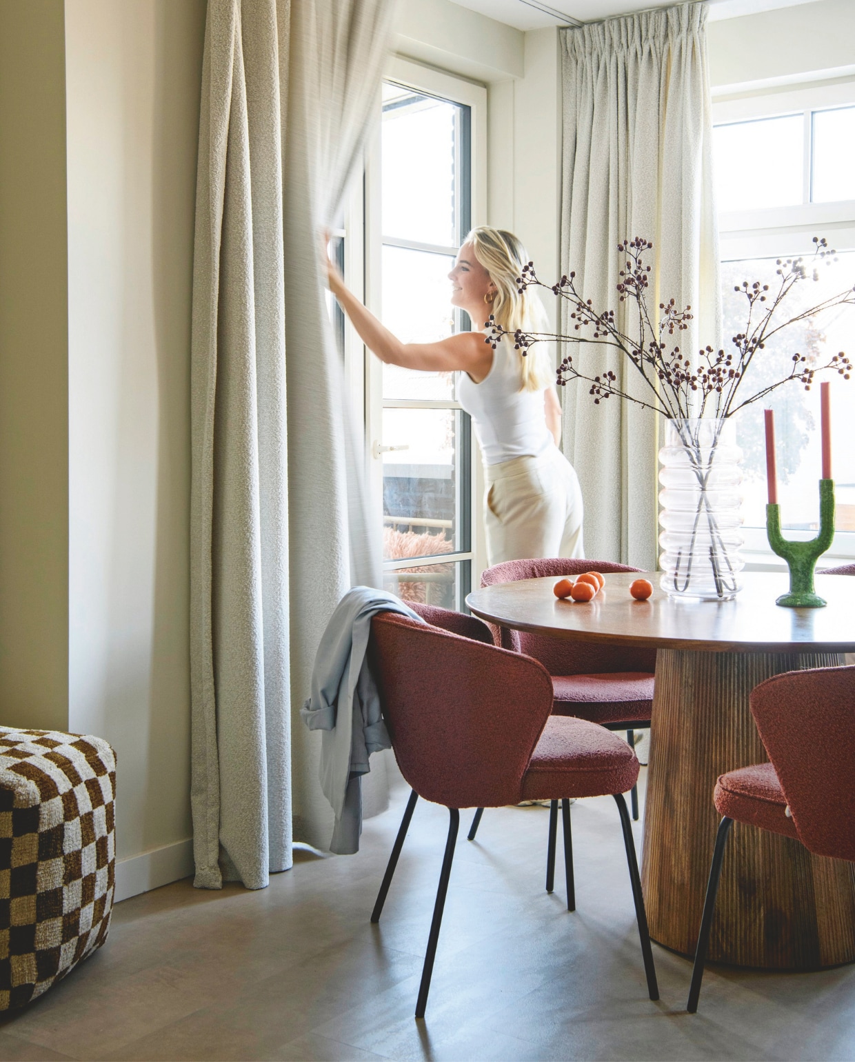 Muurverf Puur Helmgras van Flexa. Eetkamerstoelen BePureHome. Eettafel Old Inn. Vaas en kaarsen Loods5. Kandelaar HKliving. vtwonen 06-2026 | styling Maaike van Haaster | fotografie Louis Lemaire
