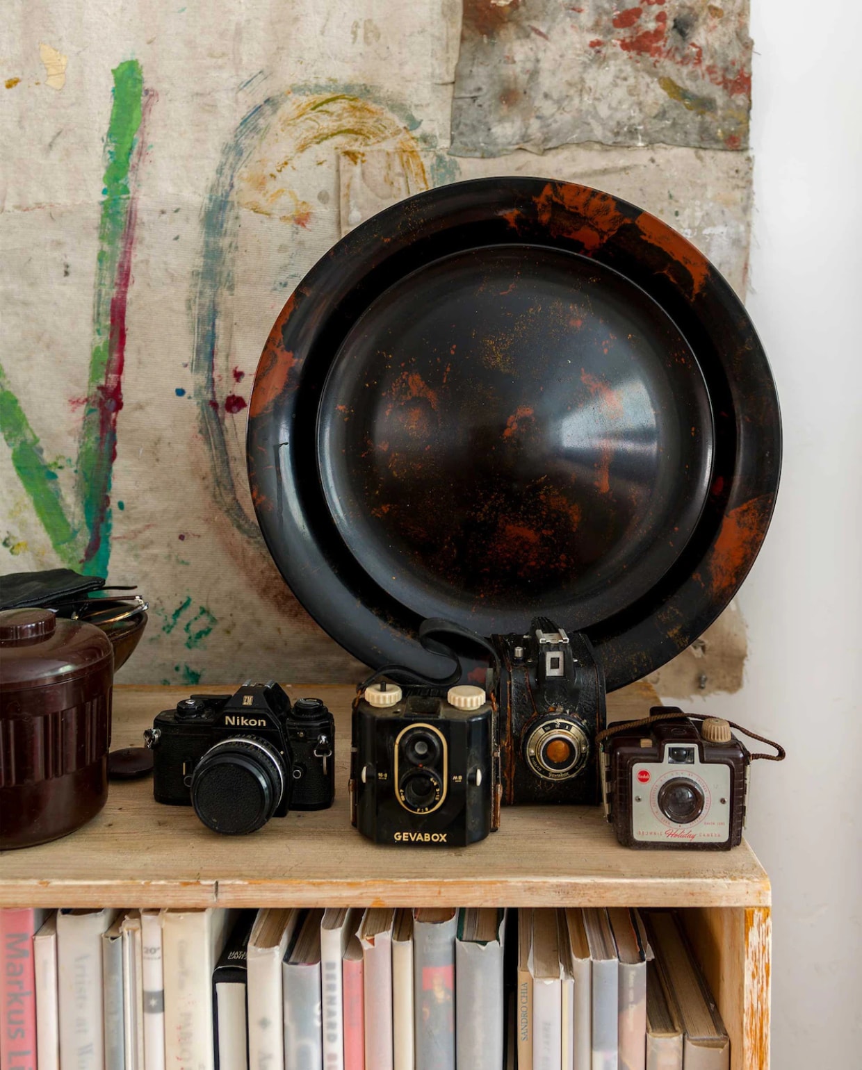 Philips luidspreker van bakeliet uit 1920. De kast voor alle kunstboeken is een eigen ontwerp en afgestemd op de maat van het grootste boek. Achter de kast een doek van Jasper. vtwonen 10-2016 | fotografie Stan Koolen | styling Emmy van Dantzig