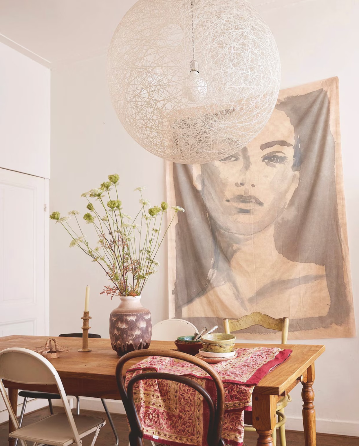 Wanddoek op ecokatoen tinystories. Lamp Random Light van Bertjan Pot via Moooi. Tafel gemaakt door timmerman. Stoelen, vaas en keramiek diverse rommelmarkten. vtwonen 7-2025 | styling Marianne Luning | fotografie Tjitske van Leeuwen