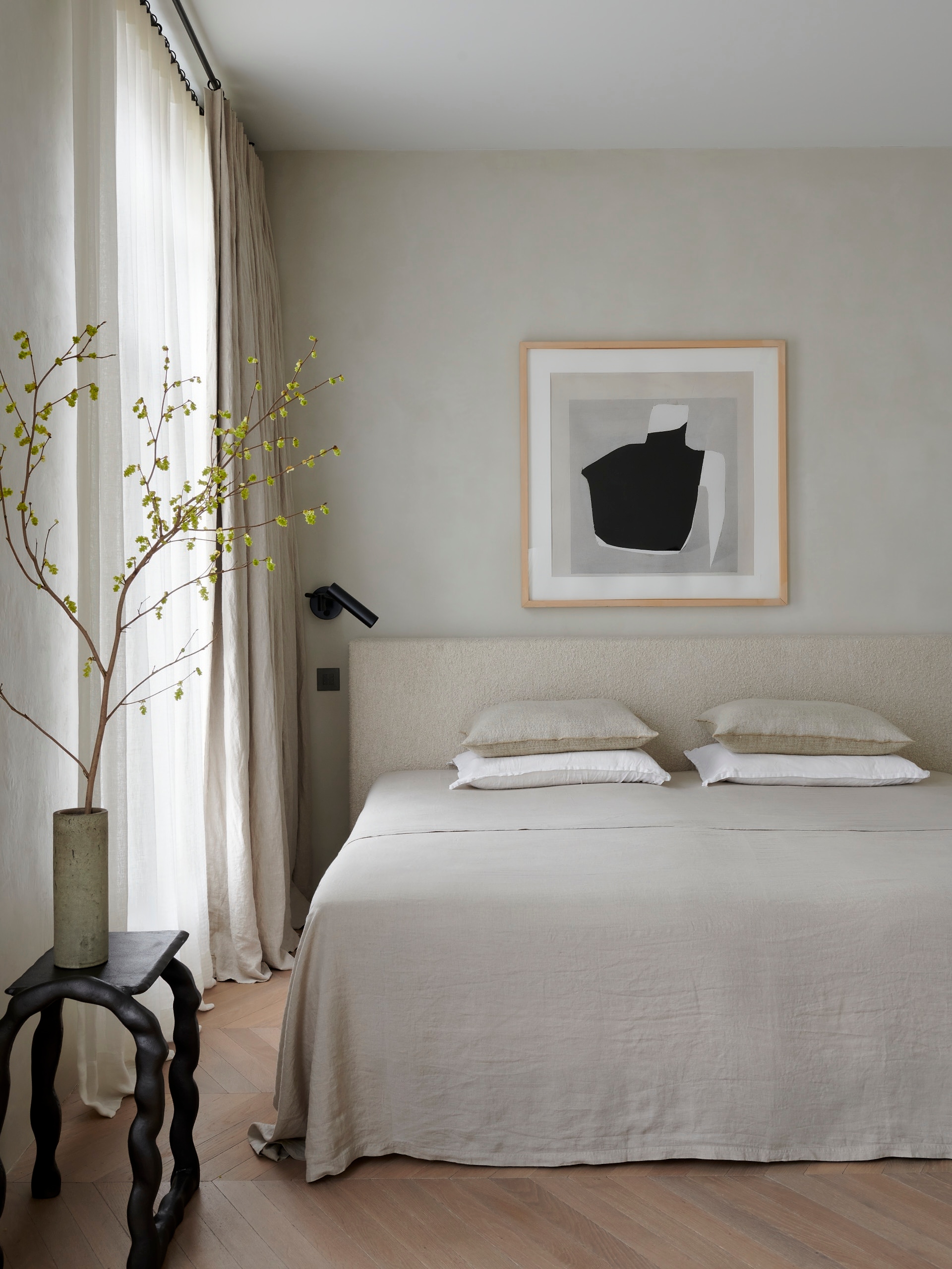 Bed Coco-mat. Vaas en schilderij vintage. Kruk Ferm Living. Kussens Maison de Vacances. Nachtlamp Etsy. Hoofdbord eigen ontwerp met stof van Dedar. vtwonen trendspecial 3-2026 | fotografie Kasia Gatkowska
