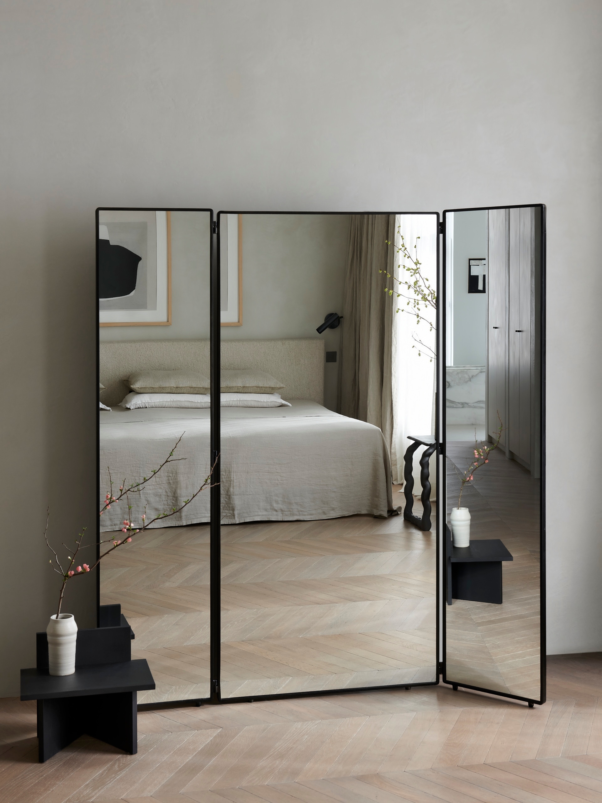 Spiegel La Redoute. Kruk Ferm living. vtwonen trendspecial 3-2026 | fotografie Kasia Gatkowska
