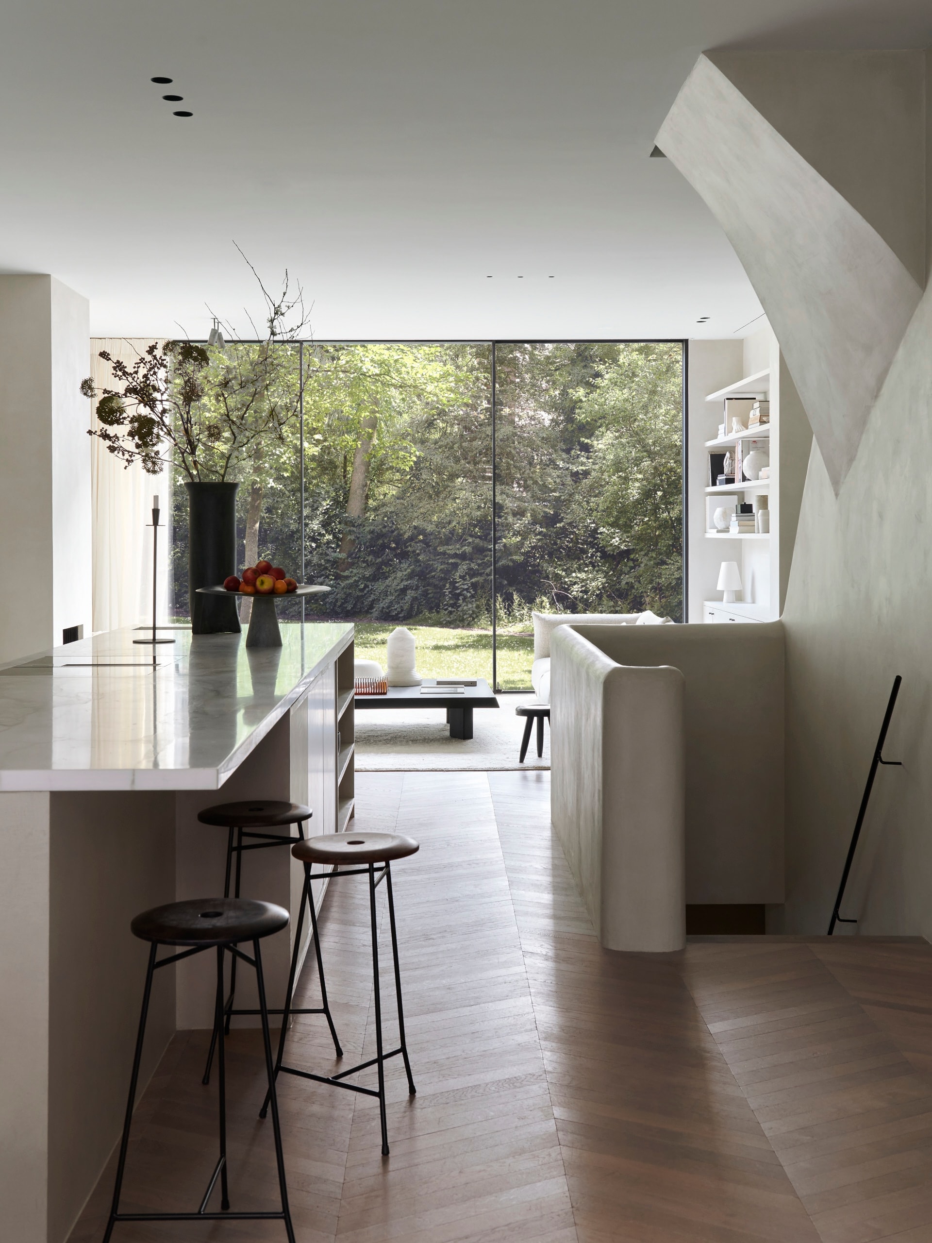 Barkrukken Devol Kitchen. Schaal Imperfetto Lab. Marmeren blad Schoot Natuursteen Nijmegen. Stucwerk Atelier /51 bv. Vloer Soares Parket. vtwonen trendspecial 3-2026 | fotografie Kasia Gatkowska