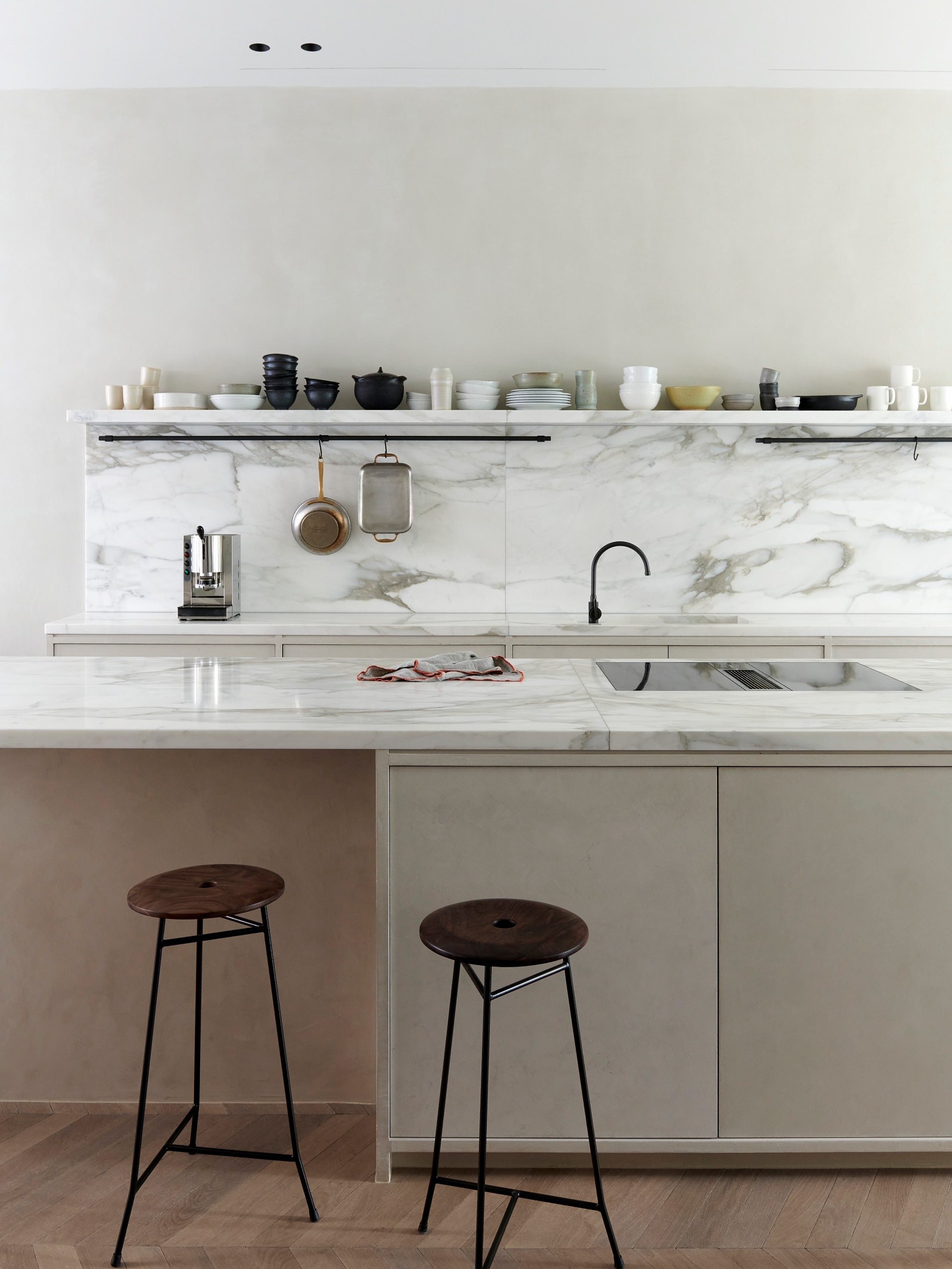 Pannen Zara Home. Keramiek Keramiekkantoor. Kraan Studio Ore. Barkrukken Devol Kitchen. Marmeren blad Schoot Natuursteen Nijmegen. vtwonen trendspecial 3-2026 | fotografie Kasia Gatkowska