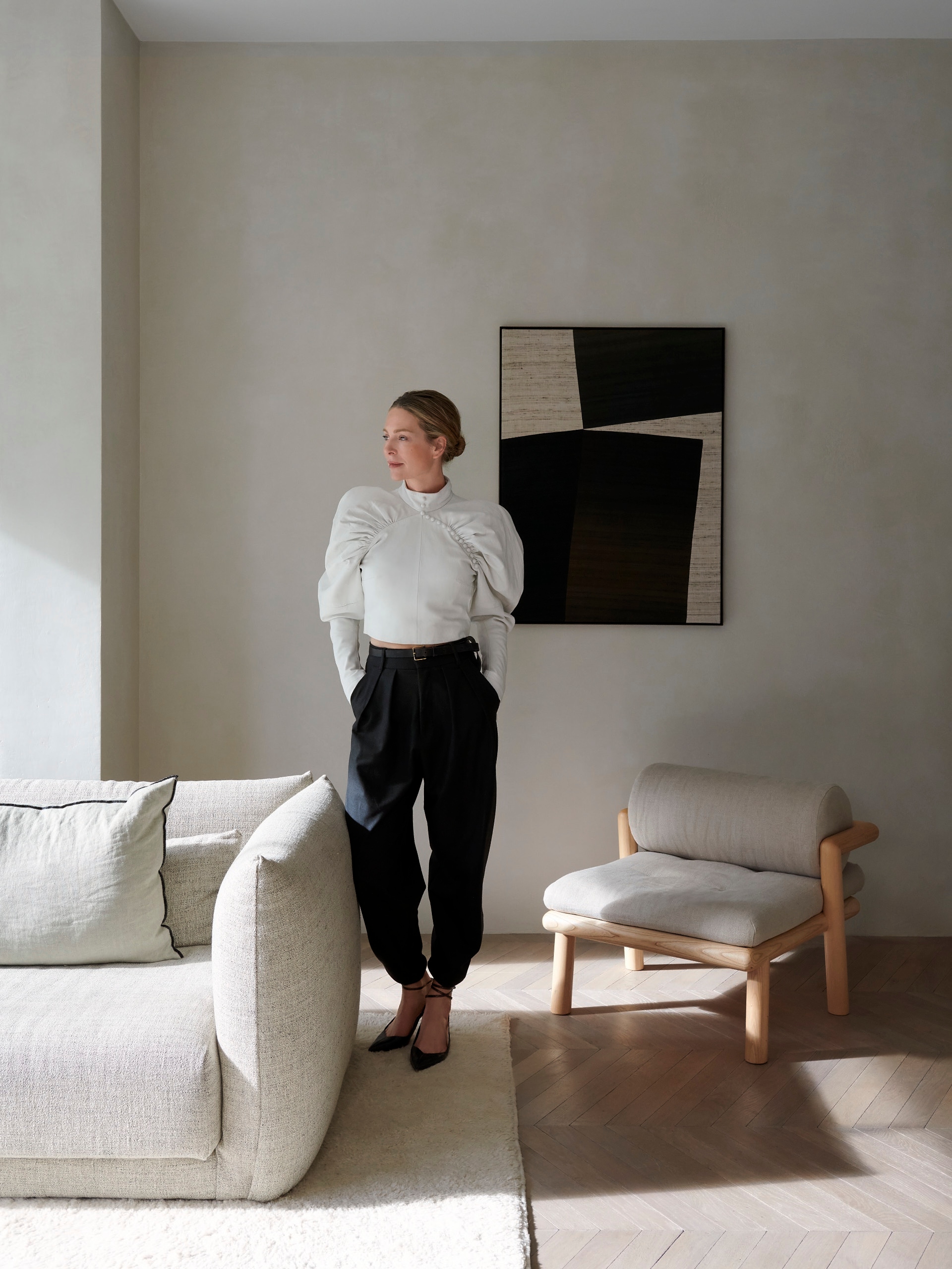 Schilderij X+L. Bank Sem van L’authentique. Soortgelijke fauteuil Poul van Sav & Økse. vtwonen trendspecial 3-2026 | fotografie Kasia Gatkowska