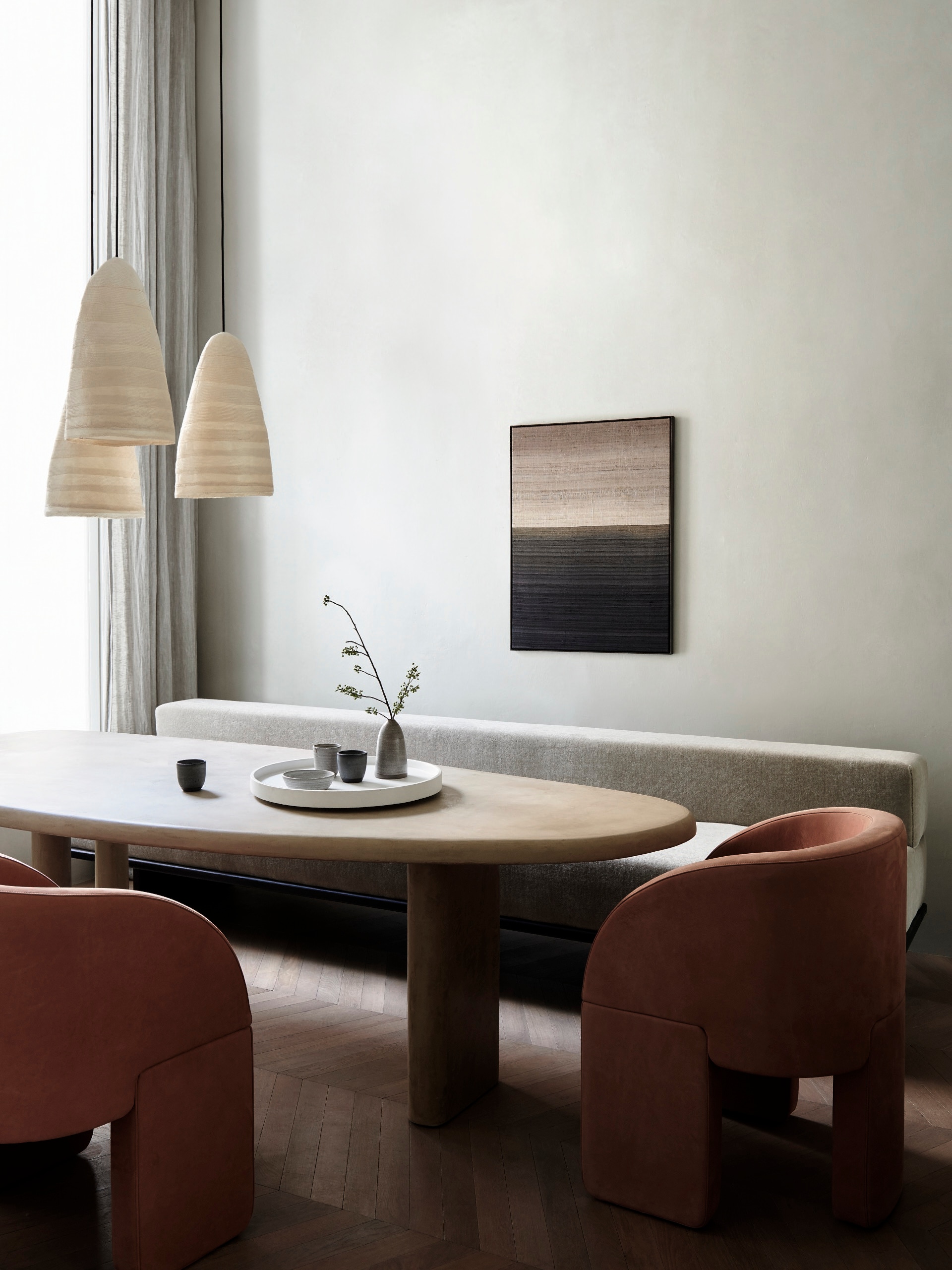 Schilderij X+L. Tafel en lampen vintage. Schaal Serax. Keramiek op schaal Keramiekkantoor. Stoelen Baxter. Bank eigen ontwerp met mohair stof van Pierre Frey. Vloer Soares Parket.