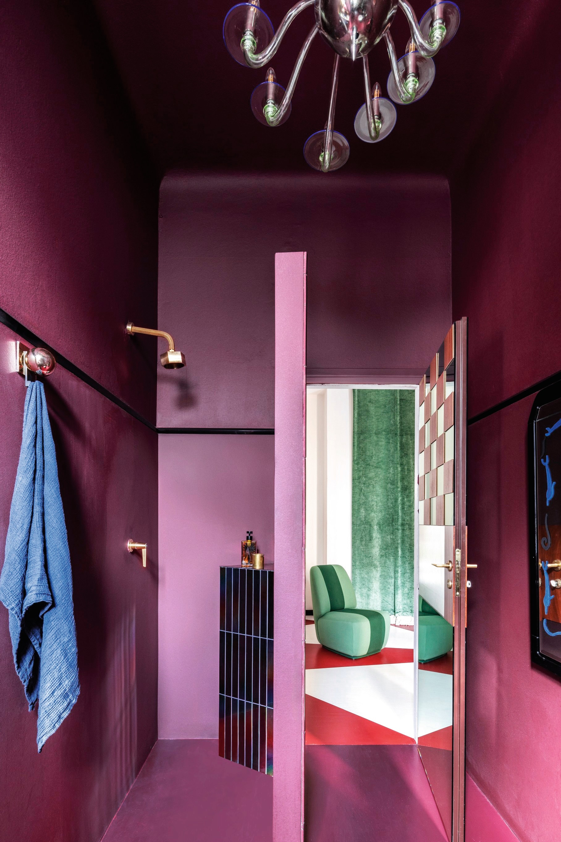 Douche met kraan Mamoli en tegels Quintessenza Ceramiche. Haak Maria Vittoria Paggini voor Mamoli met handdoek van Society Limonta. Spiegel vintage. Groene fauteuil Softhouse. vtwonen design 5-2026 | fotografie Helenio Barbetta