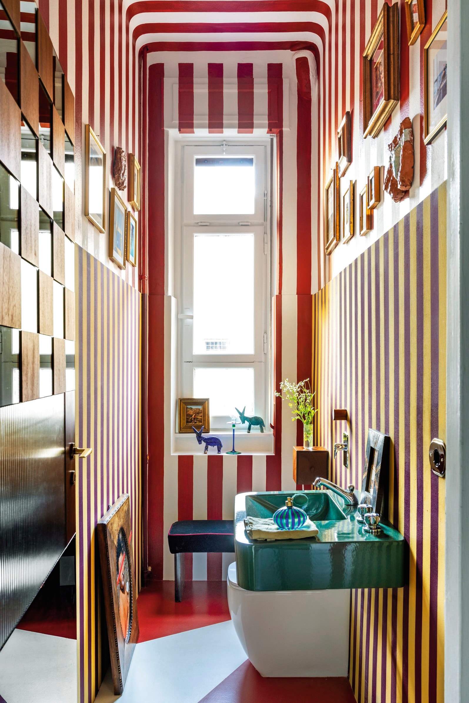 Groene wastafel en kraan Mamoli. Behang, muurverf en vloer Gouache. Blauwe fauteuil Softhouse Design. Kunstwerk met goudvis Ludovica Lugli. Kunst links Tatiana Brodatch en Alberto Alicata. vtwonen design 5-2026 | fotografie Helenio Barbetta