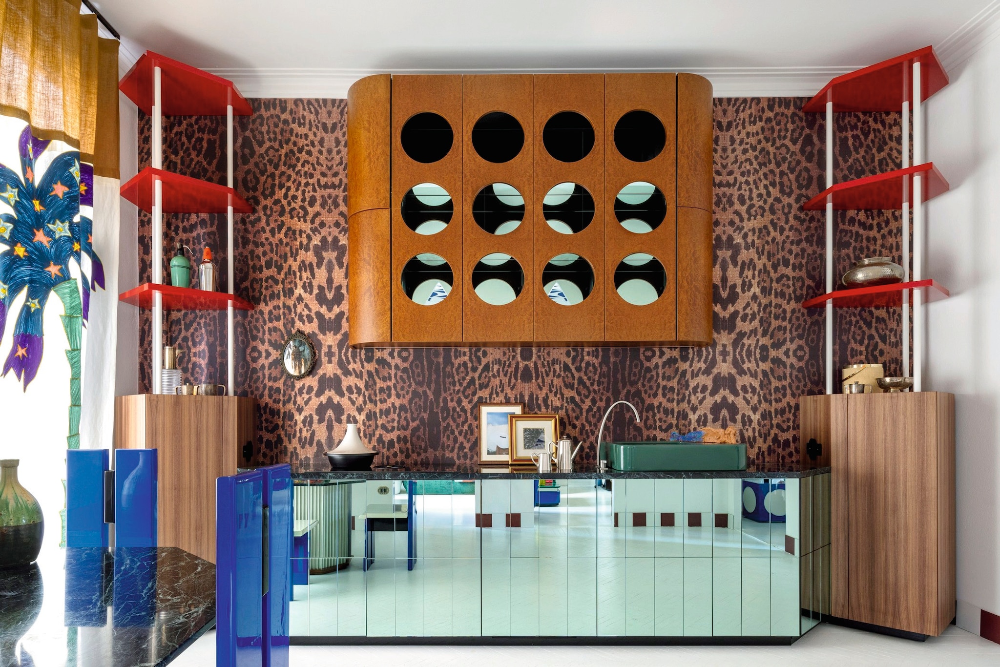 Op maat gemaakte keuken, eettafel en behang Maria Vittoria Paggini. Wasbak Gio Ponti voor Mamoli. Kunstwerk Tatiana Brodatch. Kraan Kwc. Tajine Le Creuset. Fotografie Elena Costa. Zilveren theepotten Gio Ponti. Stoelen vintage.  vtwonen design 5-2026 | fotografie Helenio Barbetta