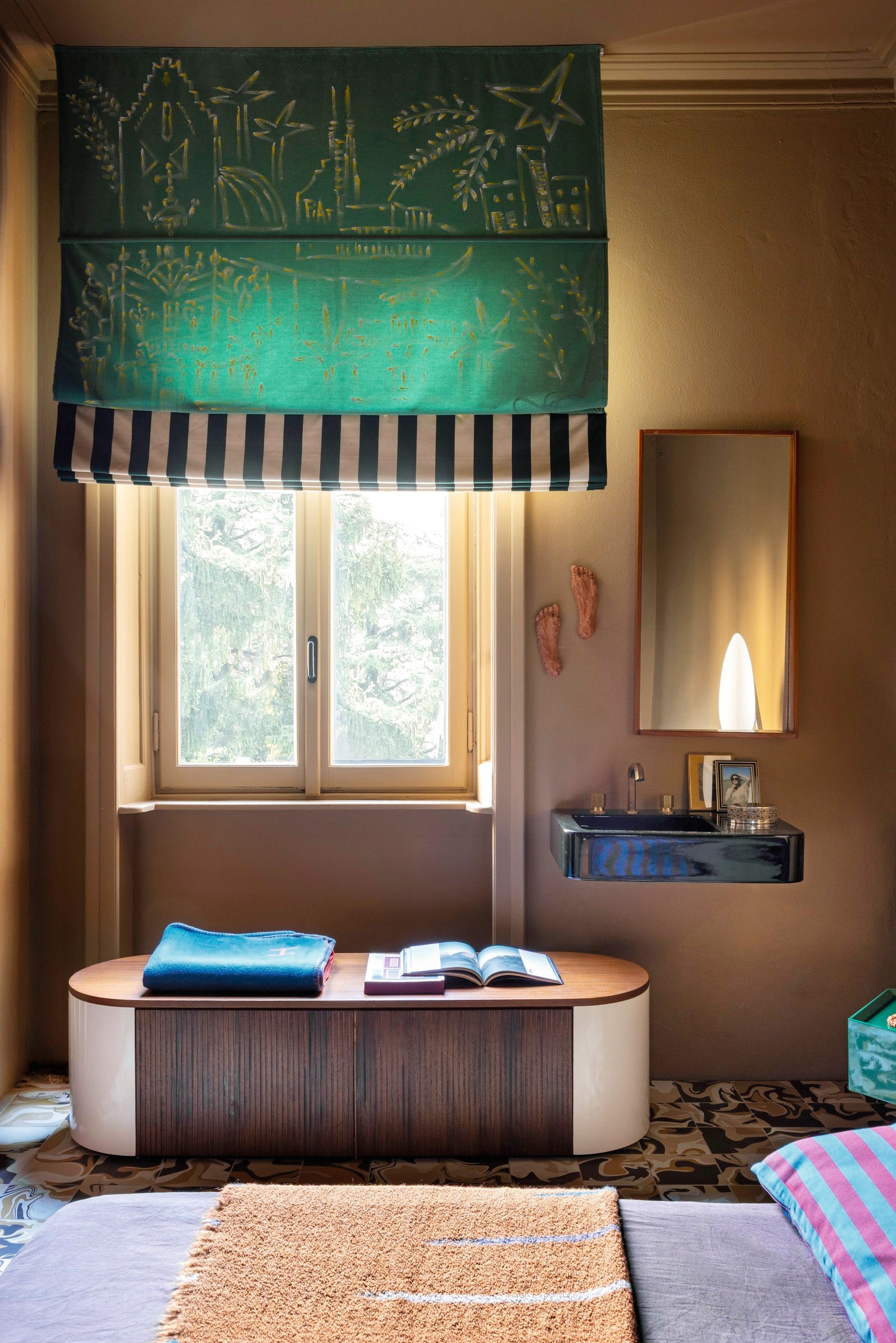 Bed Maria Vittoria Paggini voor Softhouse. Bedlinnen Society Limonta. Zitobject Maria Vittoria Paggini. Tegelvloer Quintessenza Ceramiche. Wastafel en kranen Mamoli. Kunstwerk aan muur Tatiana Brodatch. Fotografie Elena Costa. Spiegel vintage. vtwonen design 5-2026 | fotografie Helenio Barbetta