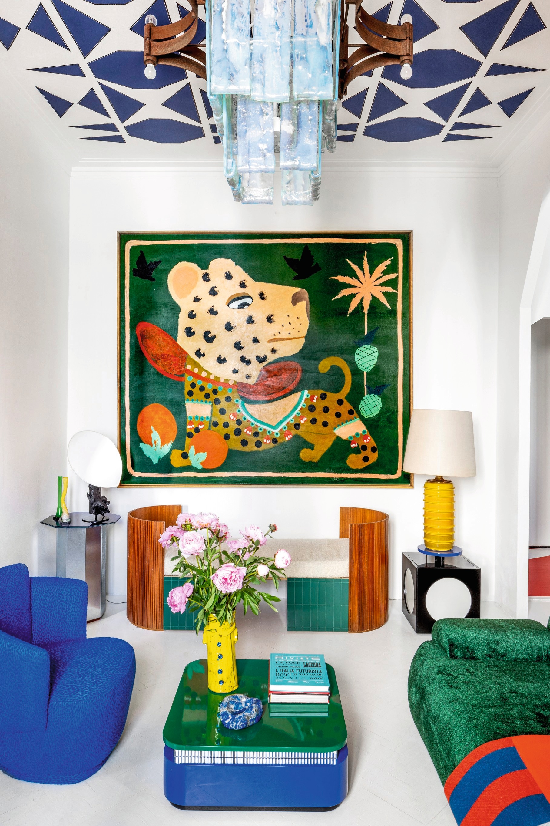 Groene bank en blauwe fauteuil Softhouse Design. Deken Hermès. Salontafel en zwarte bijzettafel van Maria Vittoria Paggini voor Softhouse. Gele vaas Giuseppe Palermo en blauw object Tatiana Brodatch. Sofa en zilveren bijzettafel Maria Vittoria Paggini. Lamp met gele voet vintage en metalen lamp Corpoluce. Schilderij Alessandro Florio. Vintage kroonluchter Carlo Nason. vtwonen design 5-2026 | fotografie Helenio Barbetta