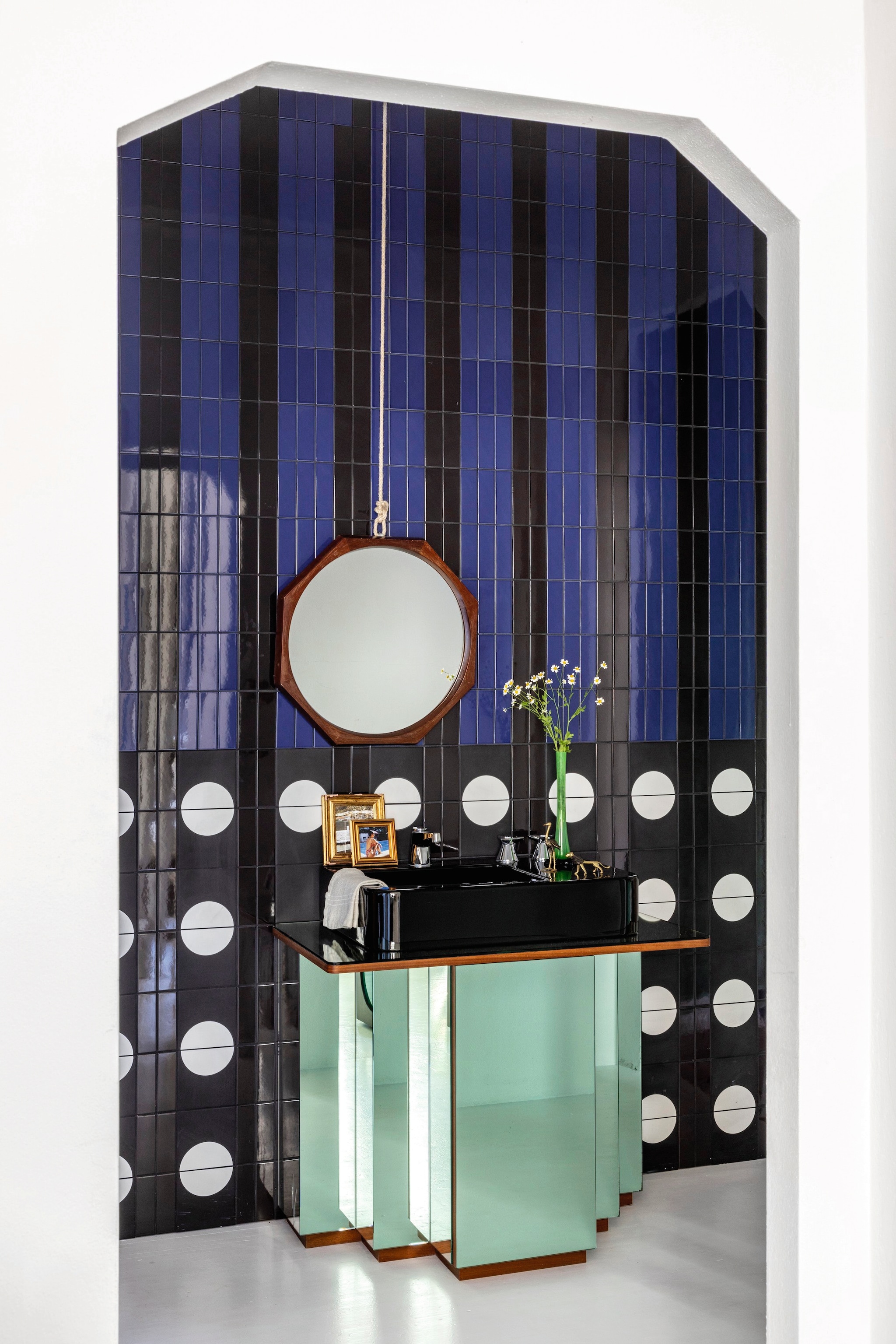 Wastafelmeubel Maria Vittoria Paggini. Wastafel en kranen Mamoli. Tegels Quintessenza Ceramiche. Spiegel en objecten vintage. vtwonen design 5-2026 | fotografie Helenio Barbetta