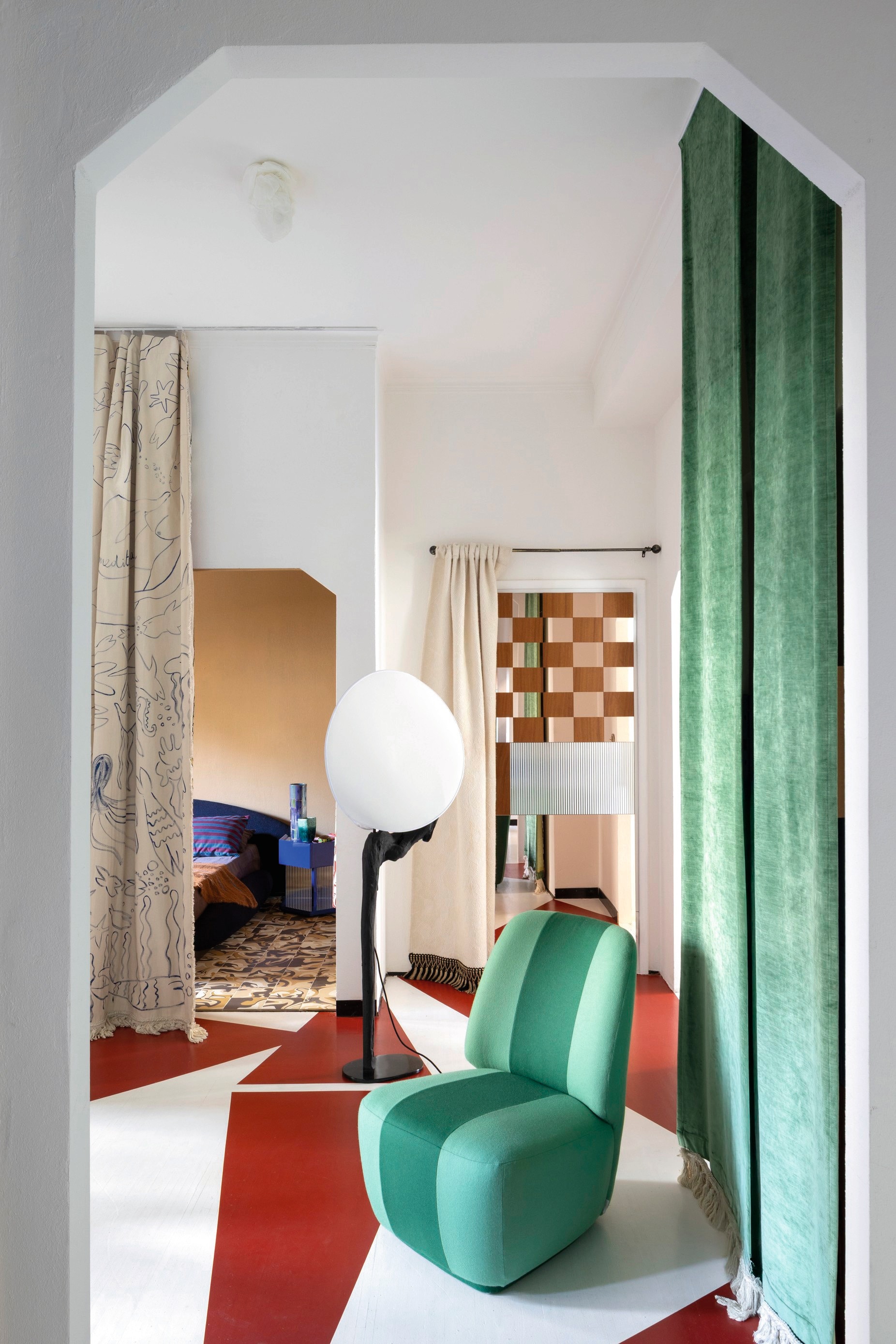 Bank en fauteuil Softhouse Design. Salontafels van Maria Vittoria Paggini voor Softhouse. Gele vaas Giuseppe Palermo. Objecten Tatiana Brodatch. Schilderij Alessandro Florio. Vintage kroonluchter Carlo Nason. Gordijnen met palmbomen Pierre Frey. vtwonen design 5-2026 | fotografie Helenio Barbetta