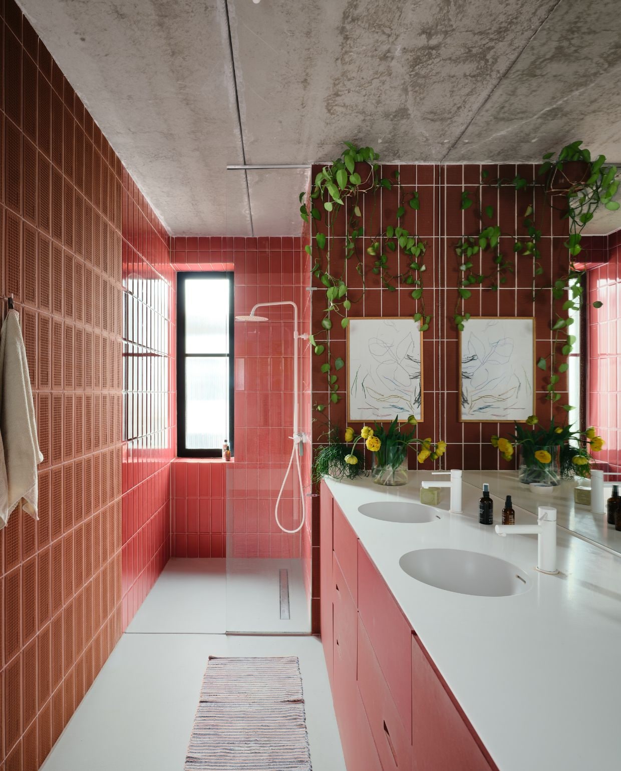 Badkamermeubel van rood mdf. Blad Himacs. Tegels Tegels in Huis, met achterzijde aan de voorkant en in het natte gedeelte aan de voorzijde. Kunst van zoon Frankie. vtwonen 06-2026 | fotografie Mr. Frank