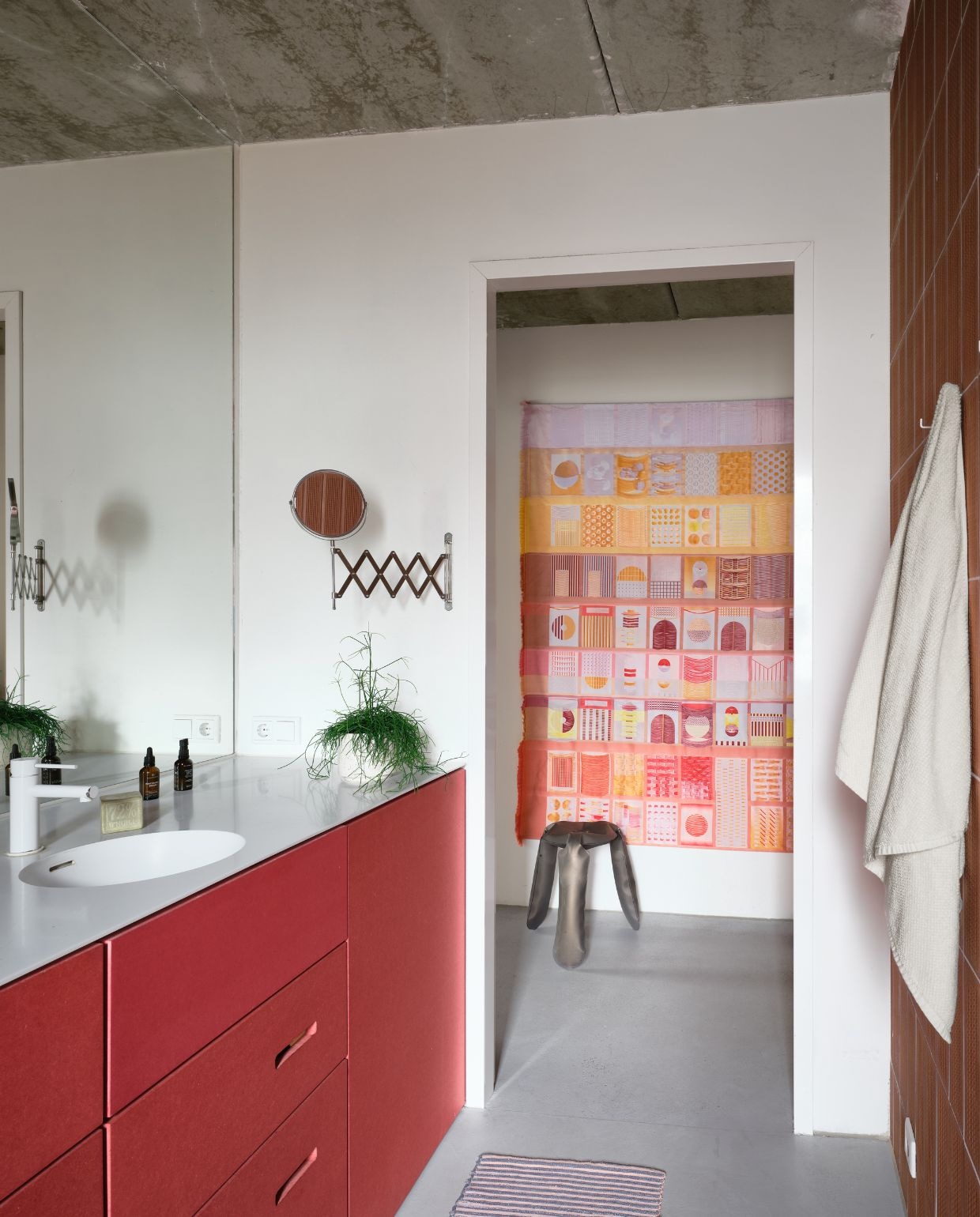 Kunstwerk van A+N Studio. Kruk Plopp van Zieta Studio. Tegels Tegels in Huis met achterzijde aan de voorkant. vtwonen 06-2026 | fotografie Mr. Frank
