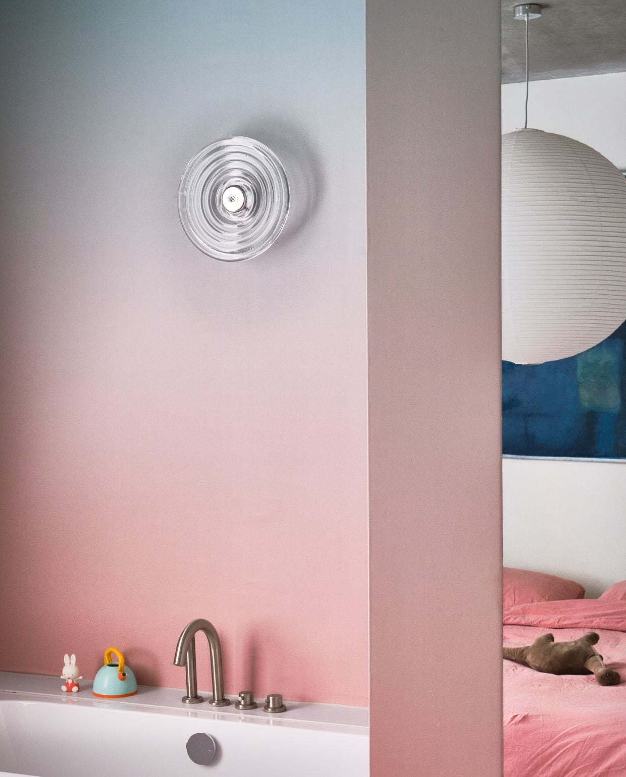 Wandbekleding eigen ontwerp van Alissa. Wandlamp Tom Dixon. vtwonen 06-2026 | fotografie Mr. Frank