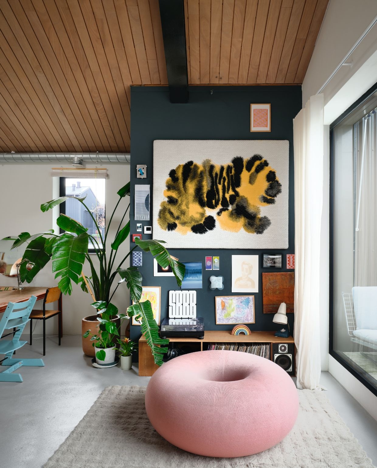 Onder meer kunst van Kid Kura, A+N Studio, plaat van Sbbb, geboortekaarten van Frankie en Moos, zeefdruk van Antimaterie. Vloer gecoate cementdekvloer. vtwonen 06-2026 | fotografie Mr. Frank