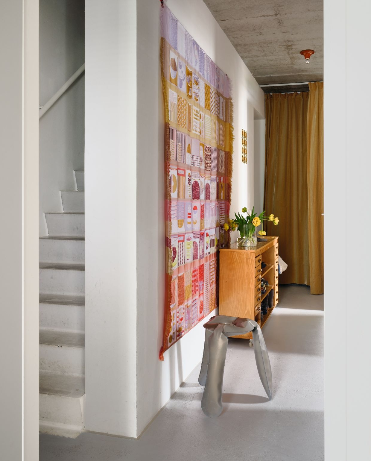 Groot werk van A+N Studio. Kruk Plopp van Zieta Studio. Oud schoolmeubilair. vtwonen 06-2026 | fotografie Mr. Frank