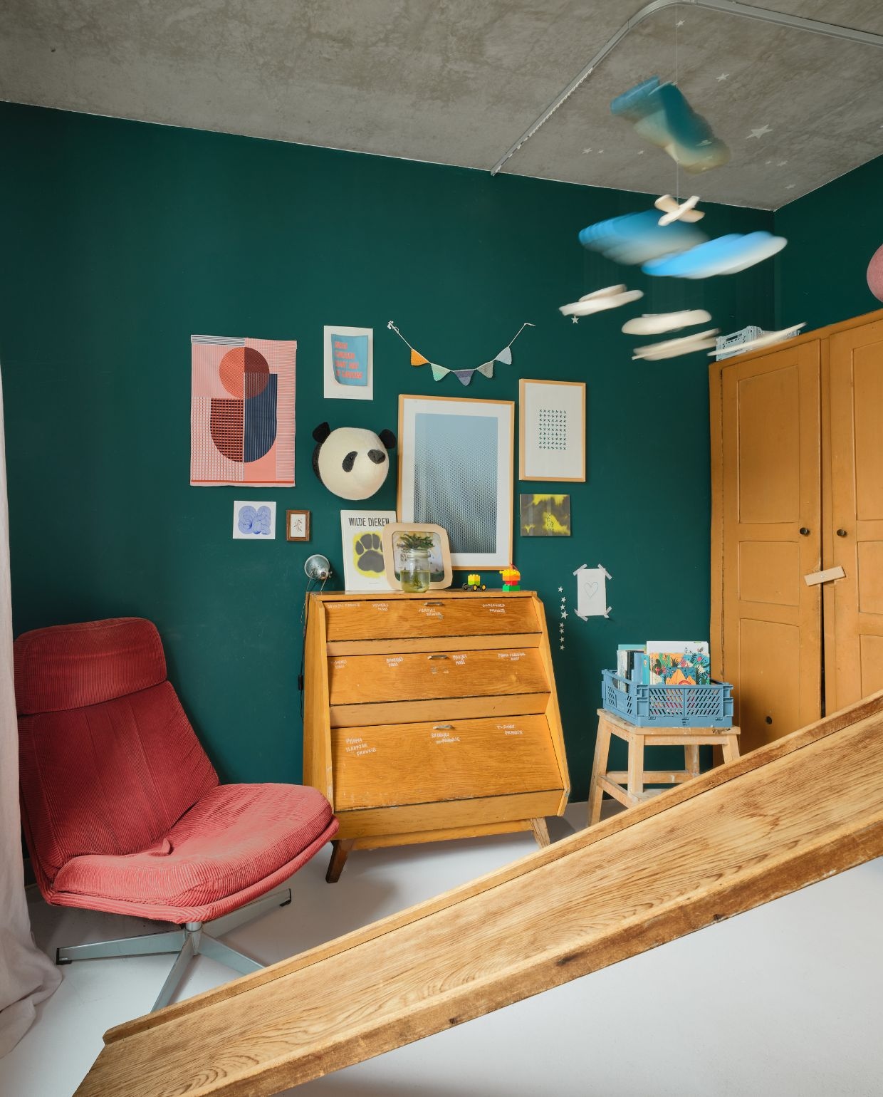 Oude schoolkast. Vintage stoel Ikea. Aan de muur: kunst van A+N Studio, geboortekaartje van Antigoon Studio, kleurverloop Atelier Mats, panda Fiona Walker. vtwonen 06-2026 | fotografie Mr. Frank