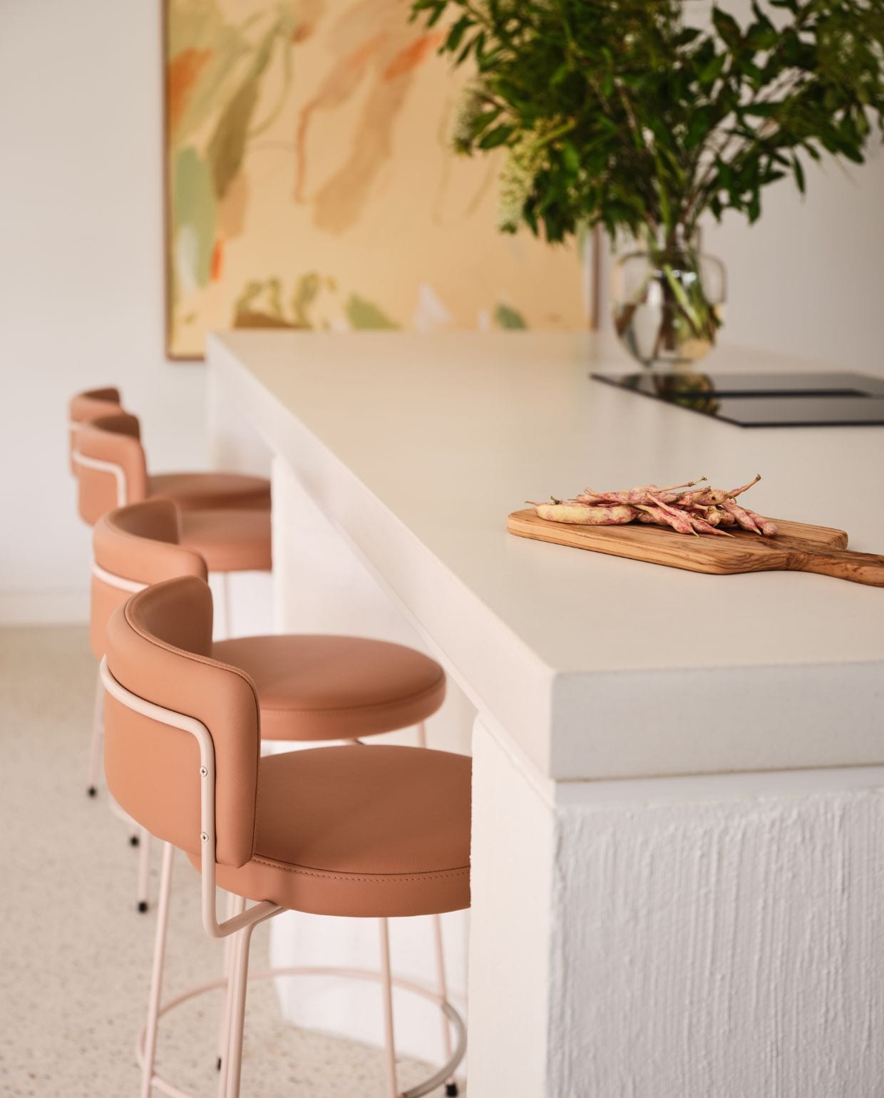 Barkrukken Grazia & Co. Kunstwerk Studio of The Sun van Jardan. Werkblad Concrete Collective in kleur Ash, afwerking Cream, onderzijde in gestukt metselwerk. vtwonen Design 05-2026 | fotografie Lisa Cohen