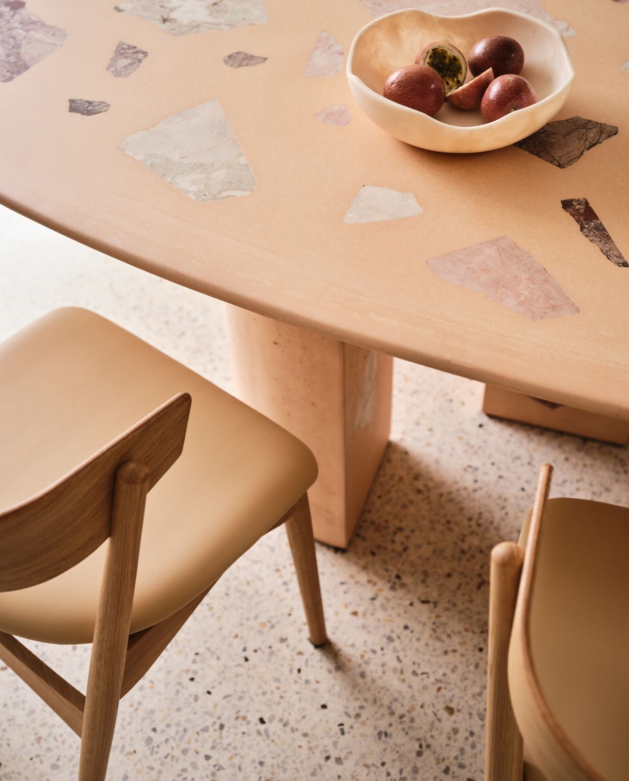Terrazzotafel Harley Hamilton in terrazzo. Stoelen In Good Company. vtwonen Design 05-2026 | fotografie Lisa Cohen