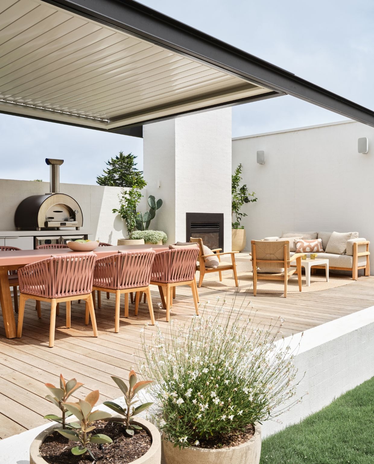 Tafel en stoelen Kettal via Mobilia. Bijzettafels Menu via In Good Company. Salontafel maatwerk door Poly Designs. Bank met maatwerk bekleding Globewest. Plantenpotten van landschapsontwerper Mint. vtwonen Design 05-2026 | fotografie Lisa Cohen