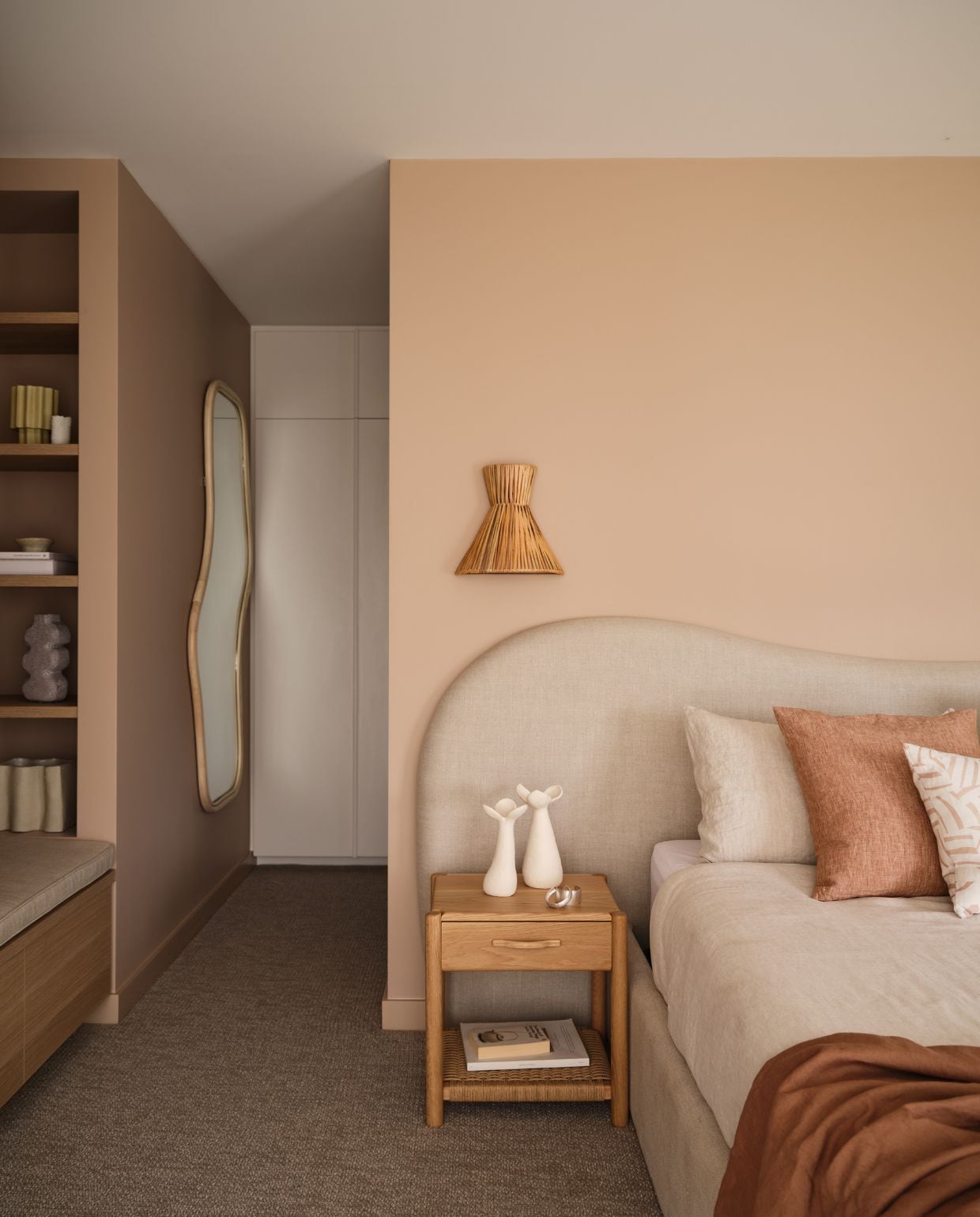Bed maatwerk door Create Estate. Linnen beddengoed Cultiver. Kussen met dessin Farrago Fabric van Kindling, Style Revolutionary. Roze kussen Cinnamon van Society Of Wanderers. Nachtkastje Mubu Home. Keramische objecten Stephanie Phillips. Wandlamp Lighting Collective. Spiegel McMullin & Co. vtwonen Design 05-2026 | fotografie Lisa Cohen