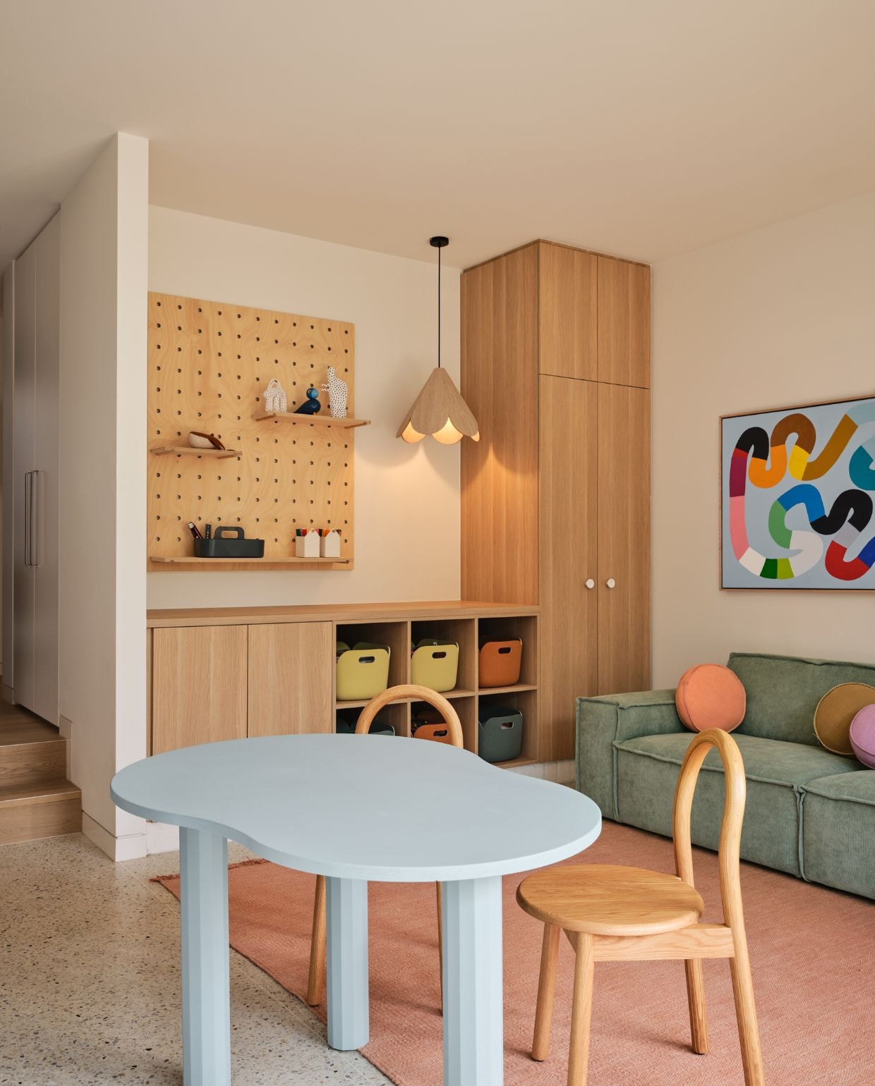 Maatwerk tafel Like Butter. Stoelen Design By Them. Vloerkleed Hali Rugs. Bank Harbro Furniture. Hanglamp Dowel Jones. Kunstwerk Melanie Mac. vtwonen Design 05-2026 | fotografie Lisa Cohen
