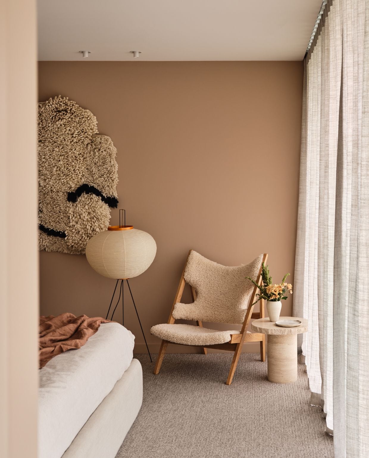 Stoel Menu en lamp Akari via In Good Company. Wanddecoratie Cappelen Dimyr via Tigmi Trading. Bijzettafel Trit House. vtwonen Design 05-2026 | fotografie Lisa Cohen