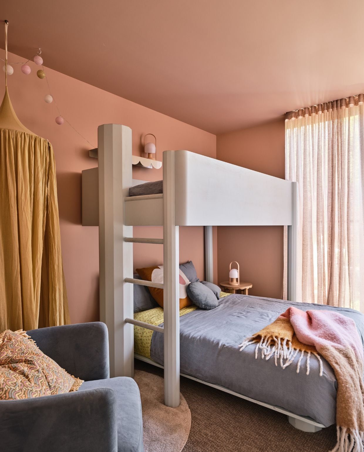 Stapelbed maatwerk door Like Butter. Stoel Globe West. Hemeltje Numero 74. Wandplank Wood You Buy. vtwonen Design 05-2026 | fotografie Lisa Cohen