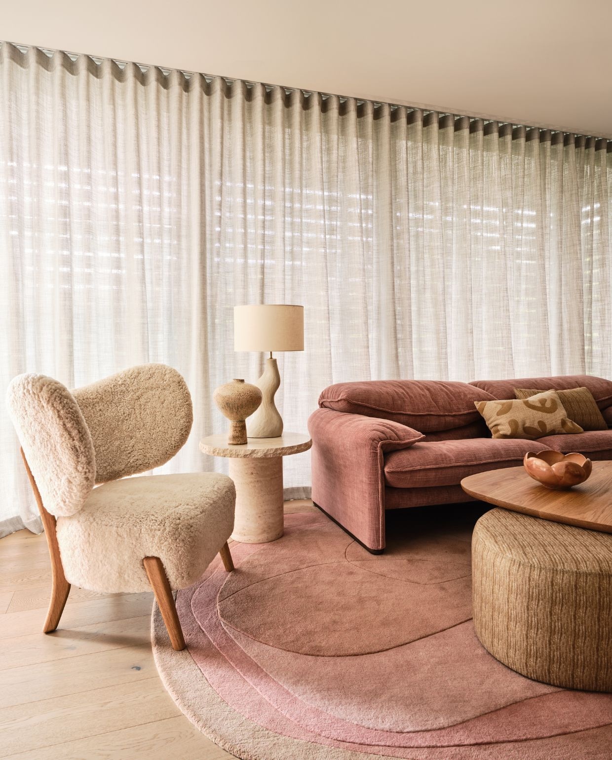 Bank Cassina via Mobilia. Salontafel Tide Design. Vloerkleed Tsar Carpets. Bijzettafel Trit House. Lamp Hermon Blue. Stoel Mazō van Fred International. vtwonen Design 05-2026 | fotografie Lisa Cohen