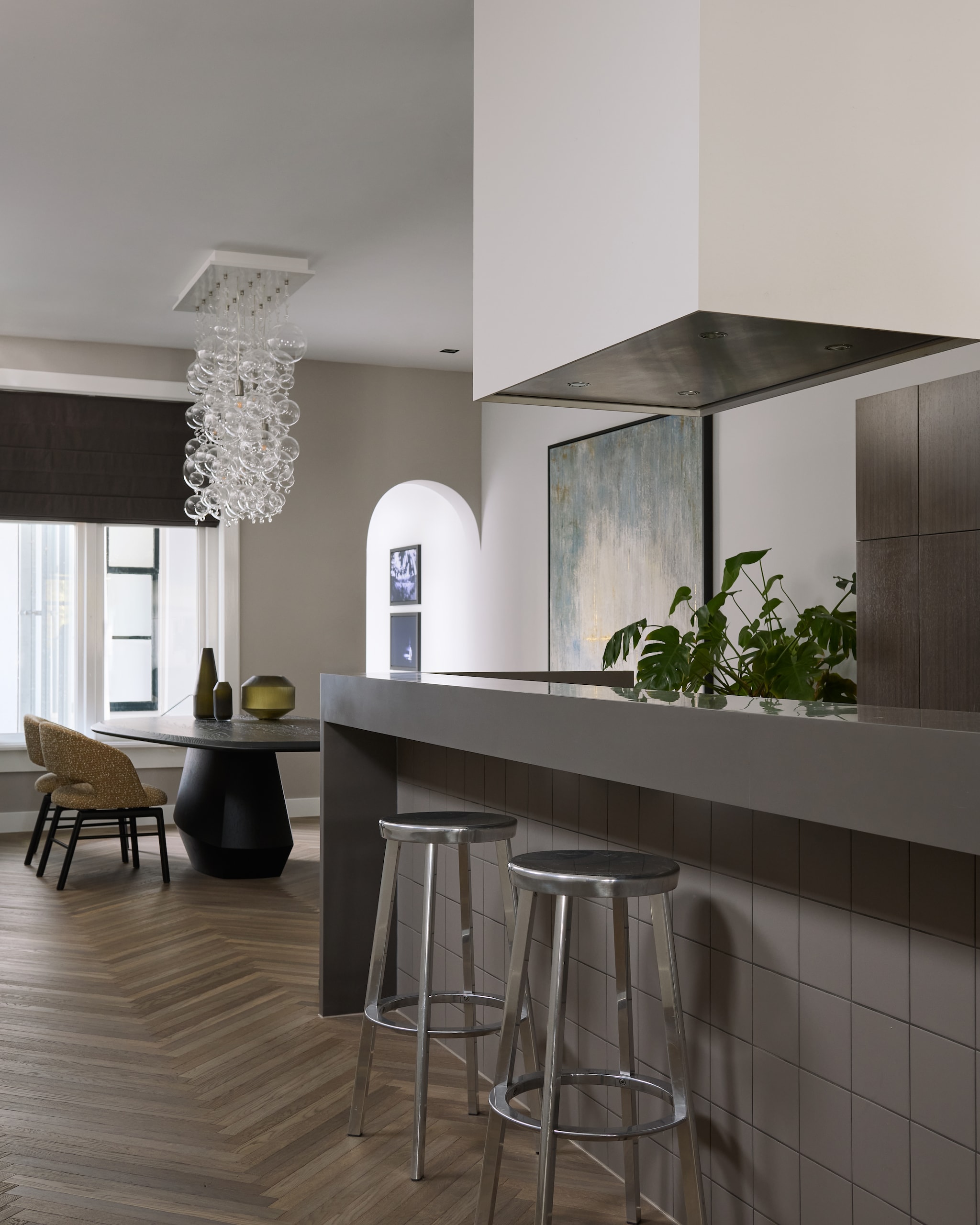 Maatwerk keuken Peter Vocking. Barkrukken van Naoto Fukasawa voor Magis. Houten eettafel Fasset van Qliv. Stoelen Flexform. Lamp Dot Show van Muurbloem. Vloer Barc Flooring. vtwonen design 7-2026 | fotografie Kasia Gatkowska