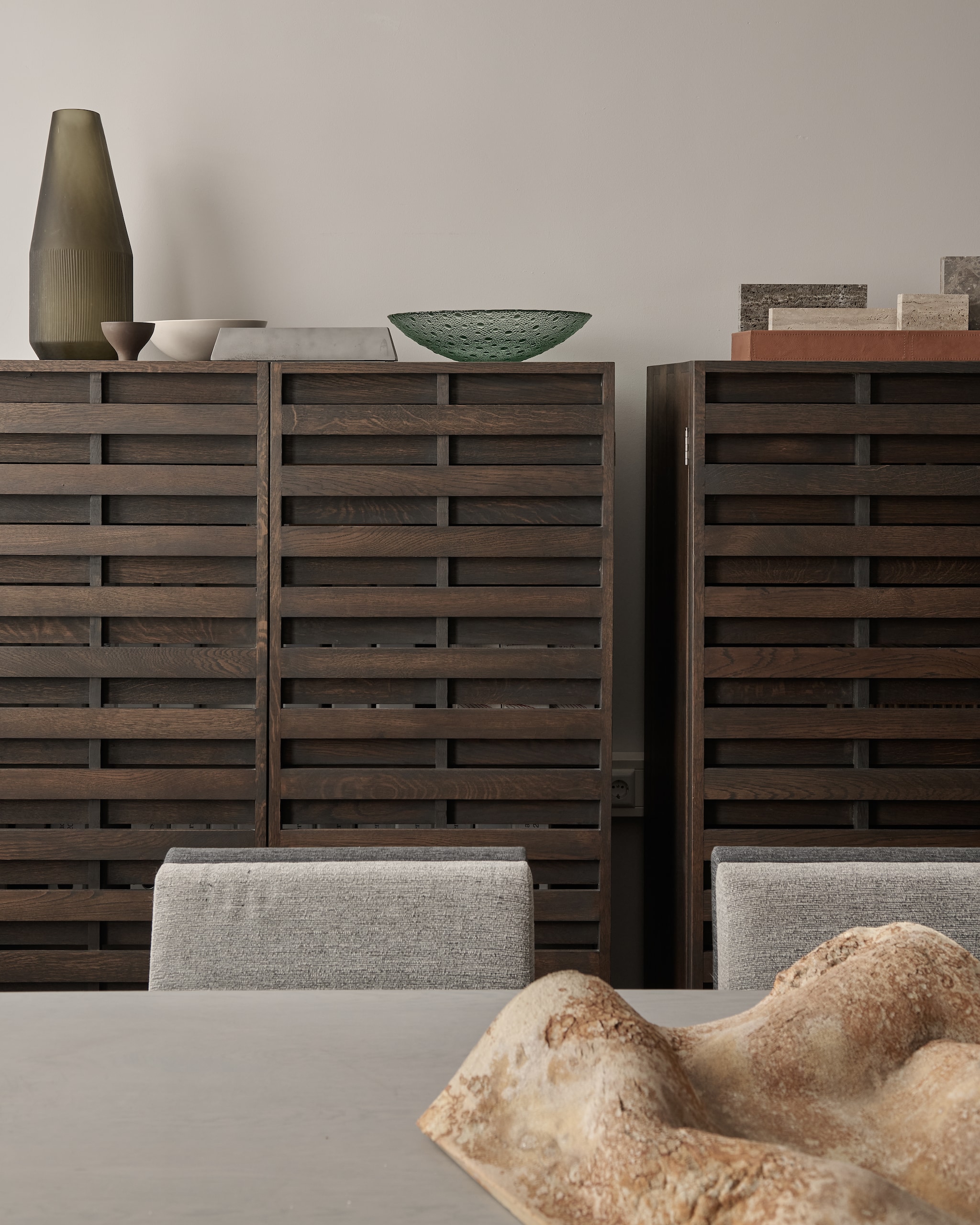 Eiken kasten, tafel en stoelen van Remy Meijers. Accessoires O4Home, Simone van Bakel en Muurbloem. Betonnen kunstwerk Remy Meijers x Novel Grey vtwonen design 7-2026 | fotografie Kasia Gatkowska