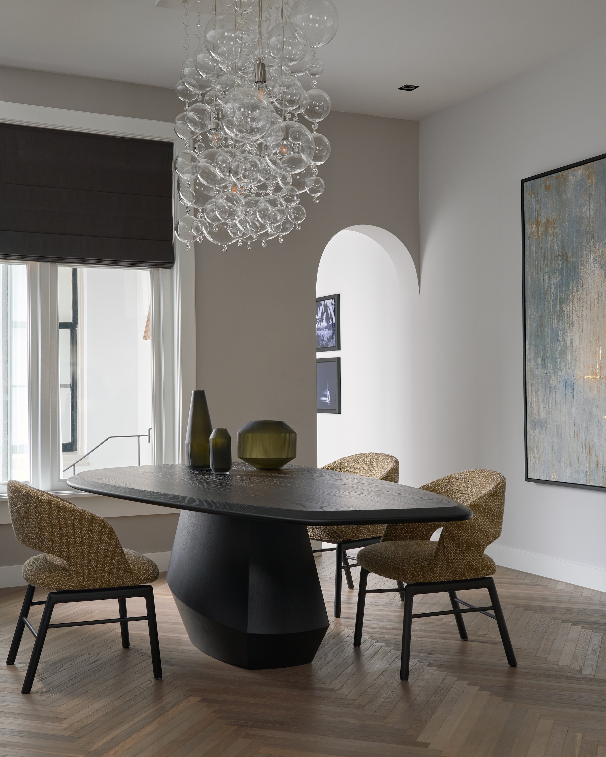 Eetkamer met houten tafel Fasset van Remy Meijers voor Qliv. Stoelen Flexform. Lamp Dot Show van Muurbloem. Vazen Remy Meijers voor O4Home. Vloer Barc Flooring. vtwonen design 7-2026 | fotografie Kasia Gatkowska