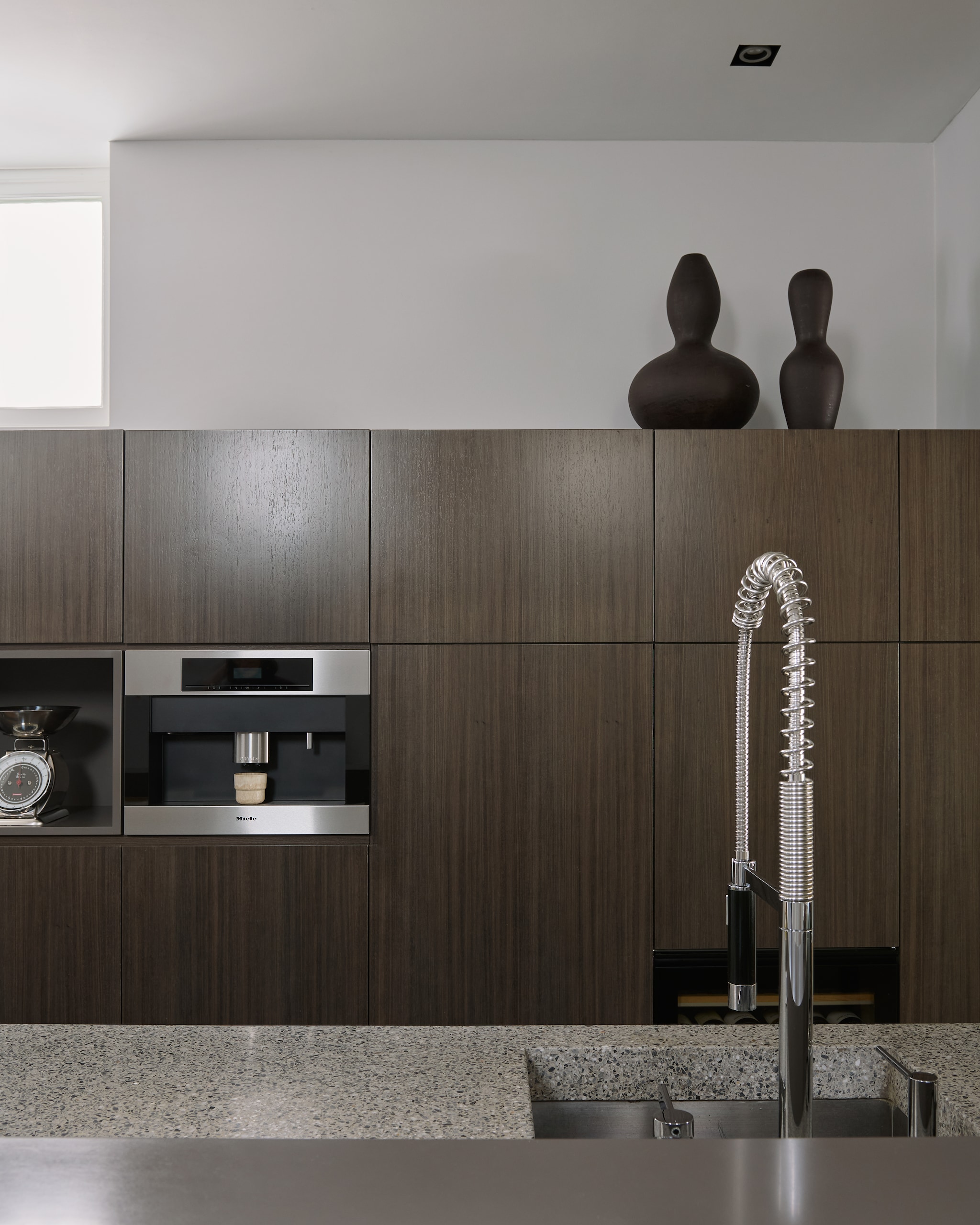 Kastfronten van grijs gelakt hout. Kraan Dornbracht. vtwonen design 7-2026 | fotografie Kasia Gatkowska