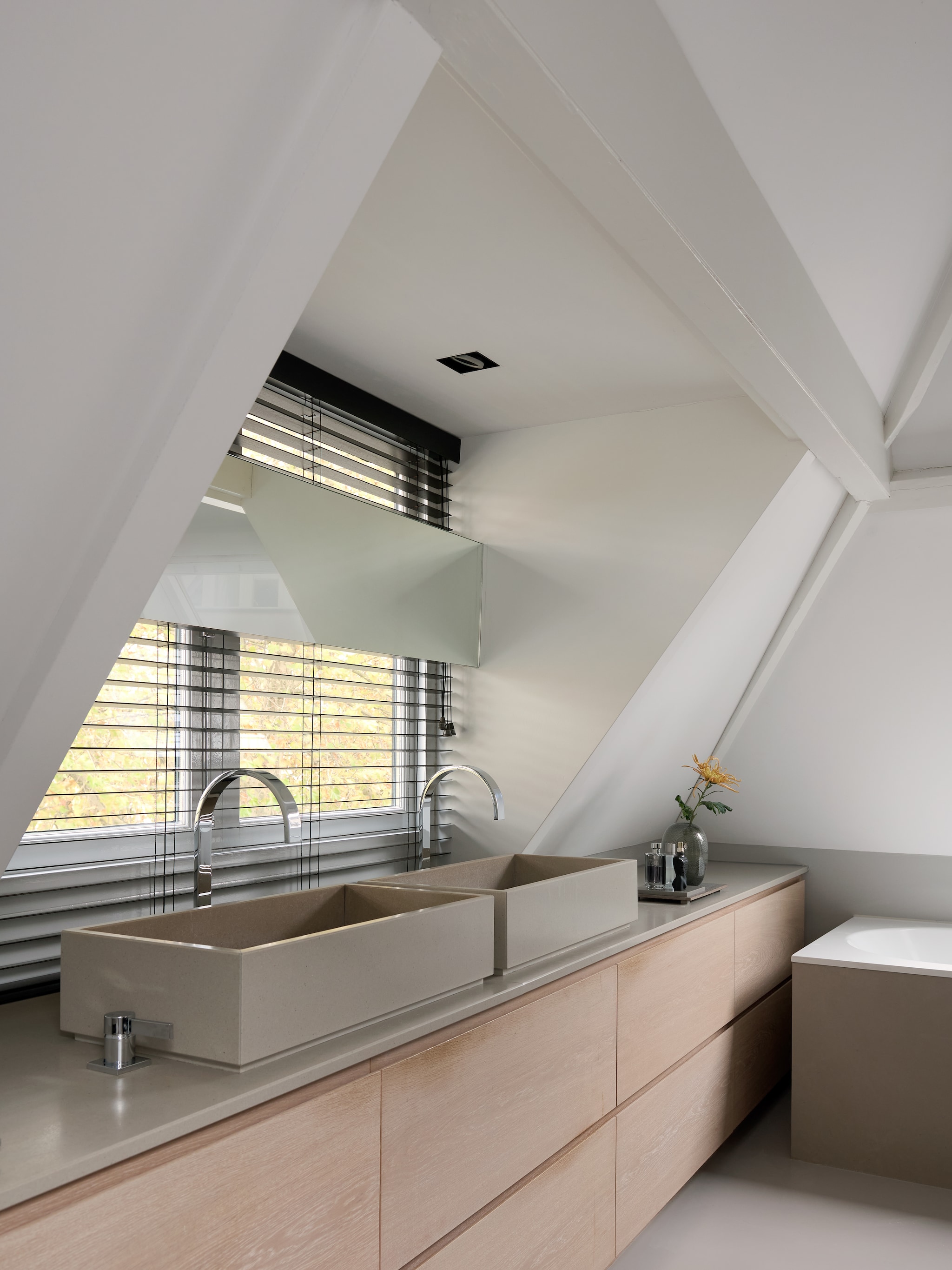 Maatwerk waskommen Silestone. Kranen Dornbracht. Bad Villeroy & Boch. vtwonen design 7-2026 | fotografie Kasia Gatkowska