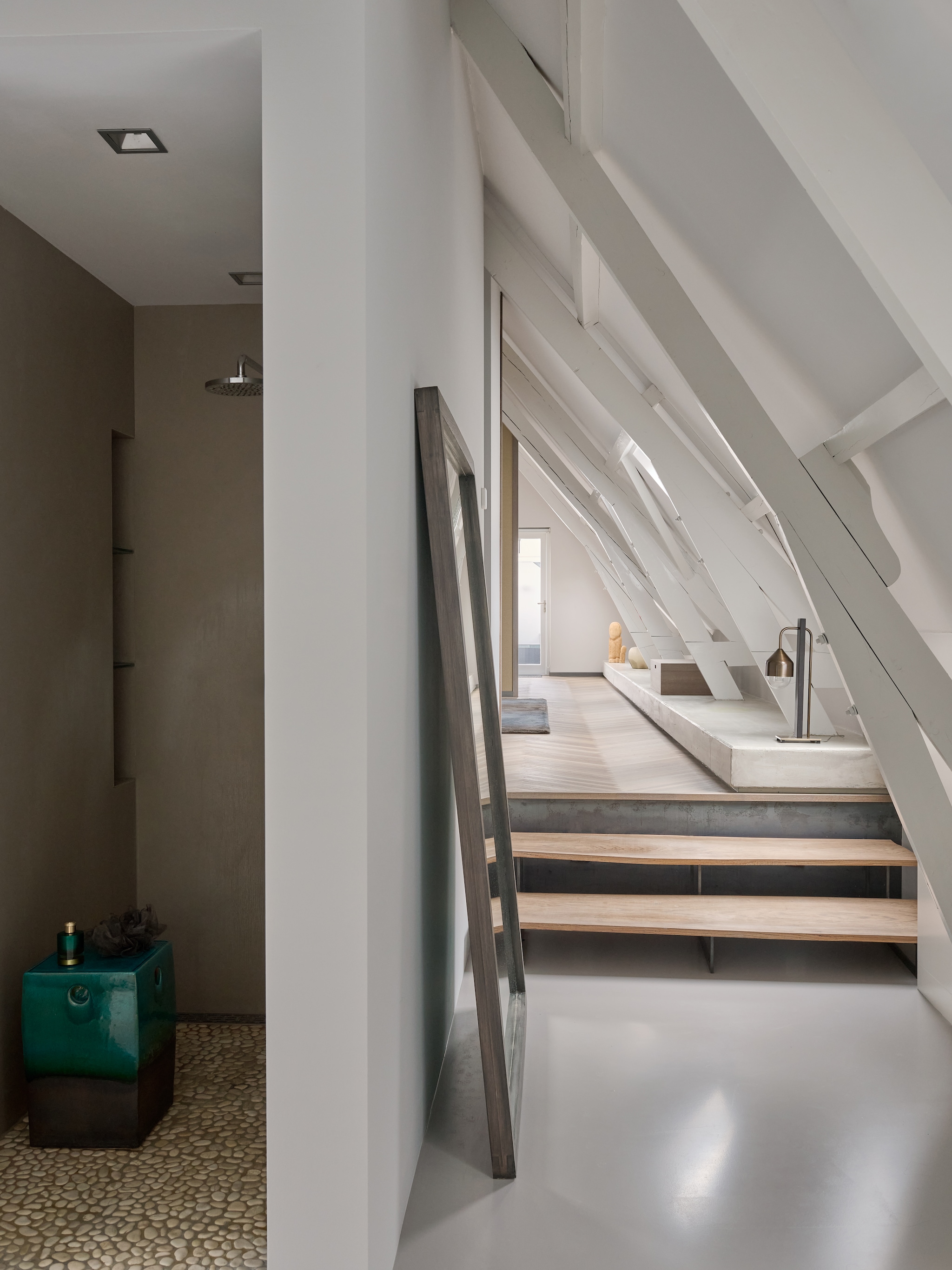 Vloer Senso. Spiegel Remy Meijers. Lamp Remy Meijers voor Keylight. Kruk vintage. Douche Dornbracht. Verlichting Modular Lighting Instruments. vtwonen design 7-2026 | fotografie Kasia Gatkowska