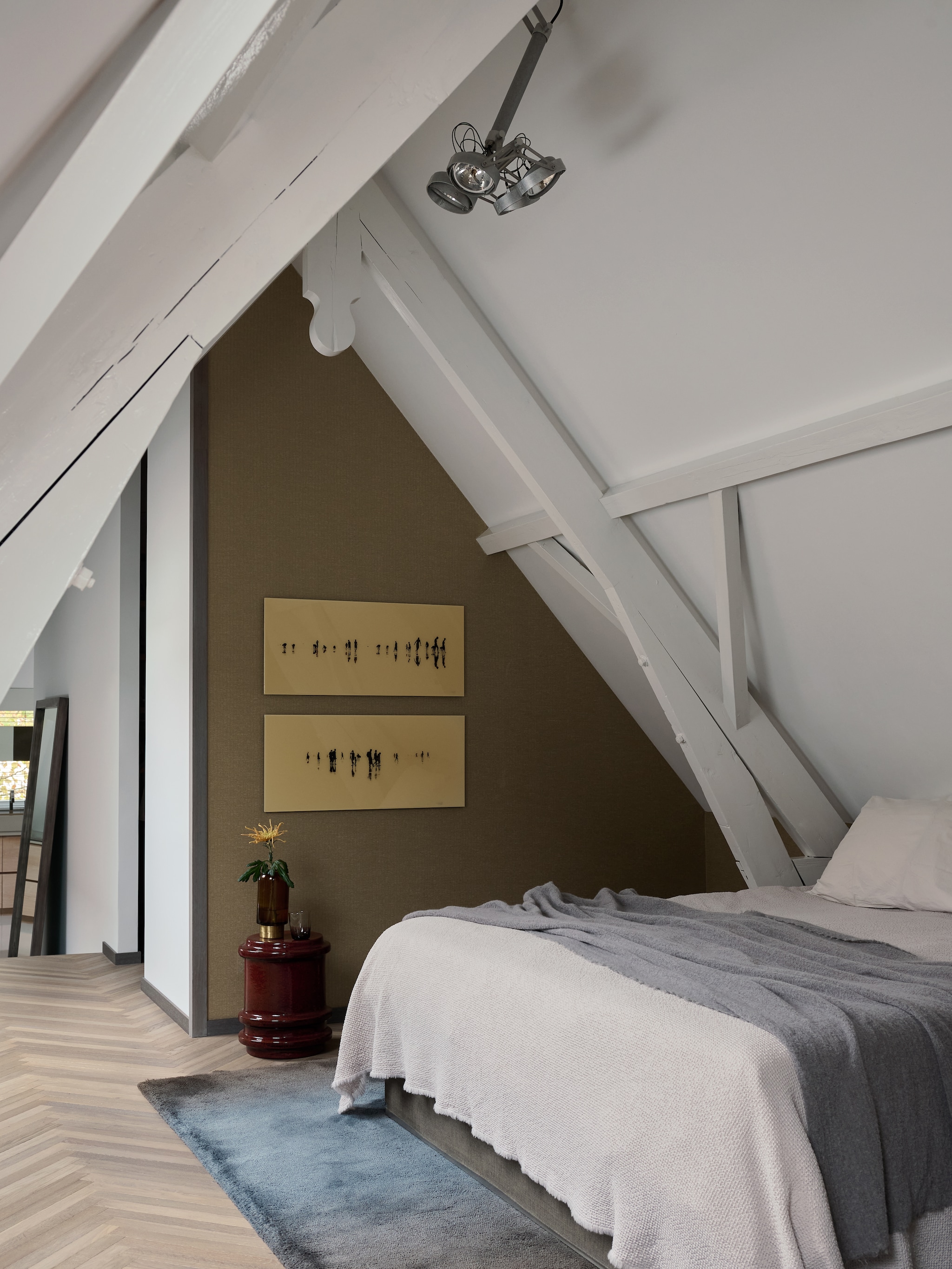Eiken vloer Barc Flooring. Bed en bedlinnen Nilson Beds. Vloerkleed van Remy Meijers voor Cs Rugs. Kruk Serax. Verlichting Modular Lighting Instruments. Kunstwerk Marc Harrold. vtwonen design 7-2026 | fotografie Kasia Gatkowska
