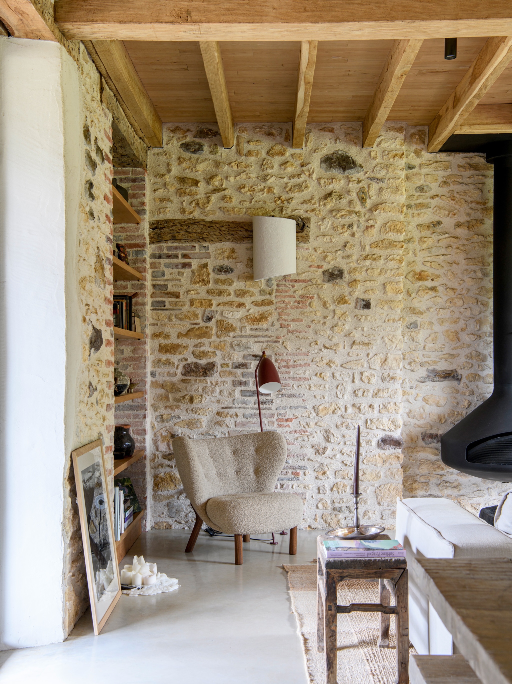 Fauteuil &Tradition. Bank Noora van   Bolia. Houten bank Atmosphère D’Ailleurs.  Vloerkleed Nanimarquina. Open haard  Paxfocus van Focus. Wandlamp Marie  Michielssen voor Serax. Vloerlamp Gubi.  Kunstwerk: foto van Urubamba en de  Chicón- gletsjer in Peru van Antonio   Sorrentino. Kelly woonde daar vlakbij. vtwonen Landelijk 09-2026 | styling Inge van Lieshout | fotografie Louis Lemaire | productie Insidehomepage
