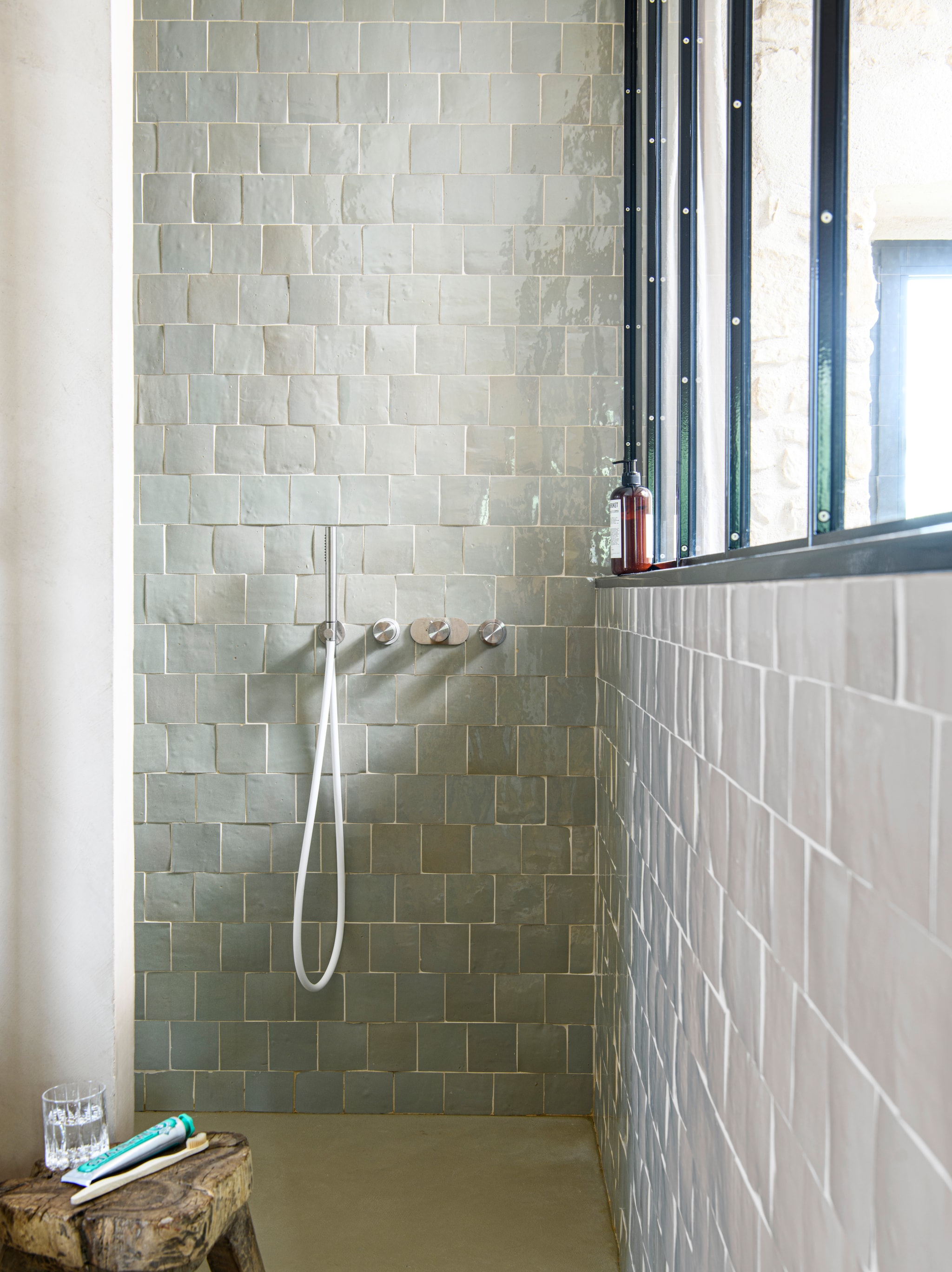 Tegels zelliges van Mosaic  Factory. Douchekraan Neve.  Douchevloer Arq van Hidrobox. vtwonen Landelijk 09-2026 | styling Inge van Lieshout | fotografie Louis Lemaire | productie Insidehomepage