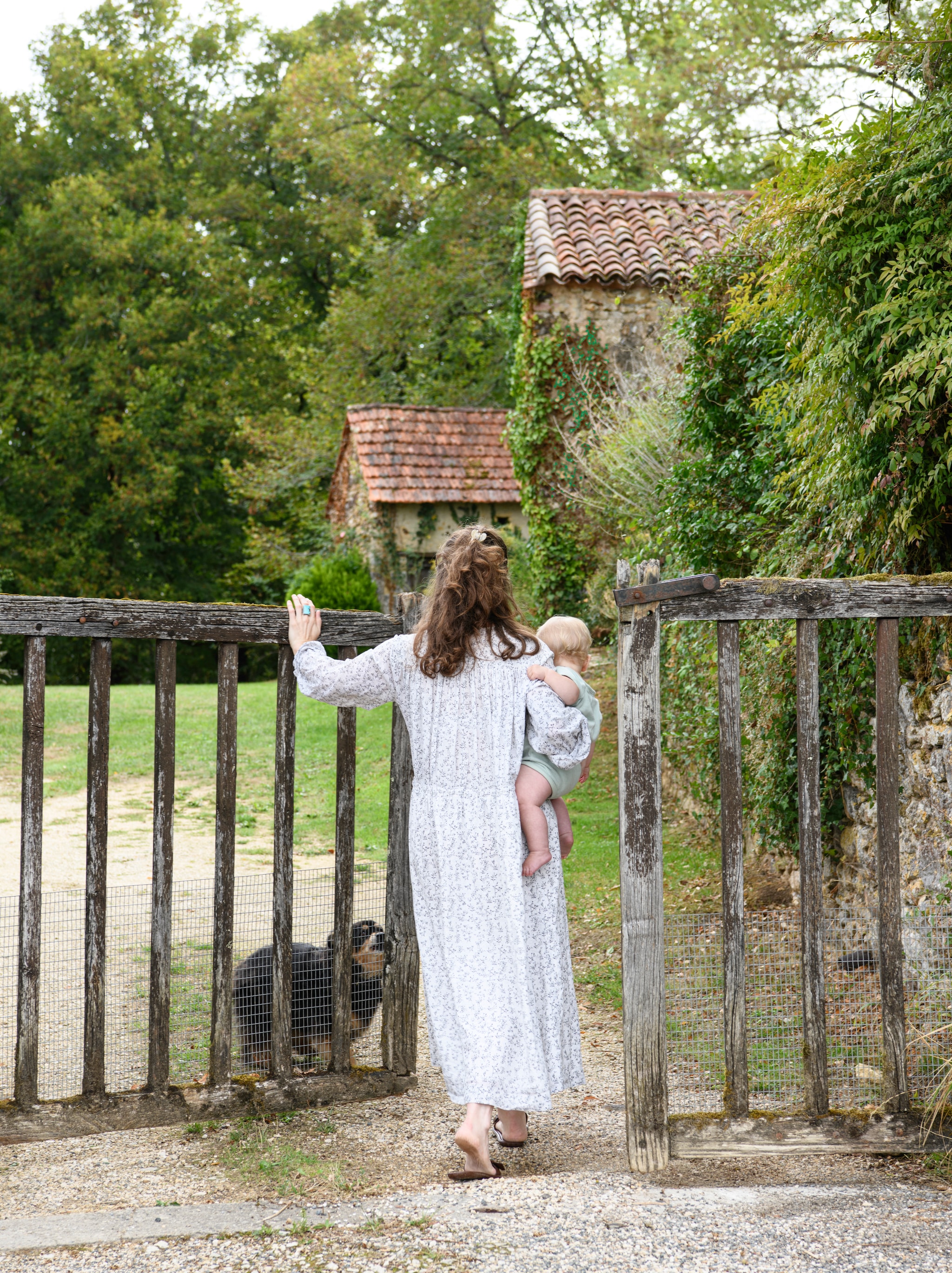 Kelly met dochter  Phoebe en hond  Gracie bij de entree  naar de boerderij. vtwonen Landelijk 09-2026 | styling Inge van Lieshout | fotografie Louis Lemaire | productie Insidehomepage