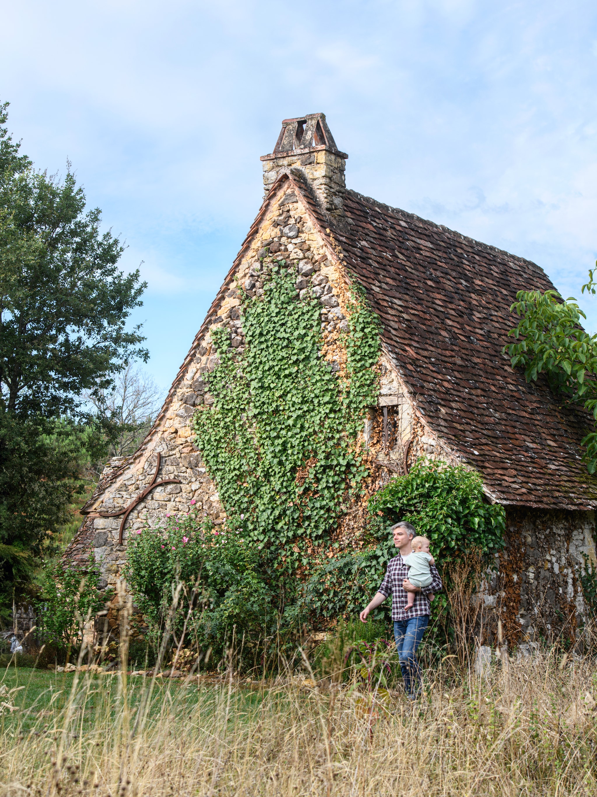 François bij een van de  cottages van de boerderij. 
Deze gaan ze komend najaar verbouwen tot privésuite voor de bed and breakfast. vtwonen Landelijk 09-2026 | styling Inge van Lieshout | fotografie Louis Lemaire | productie Insidehomepage