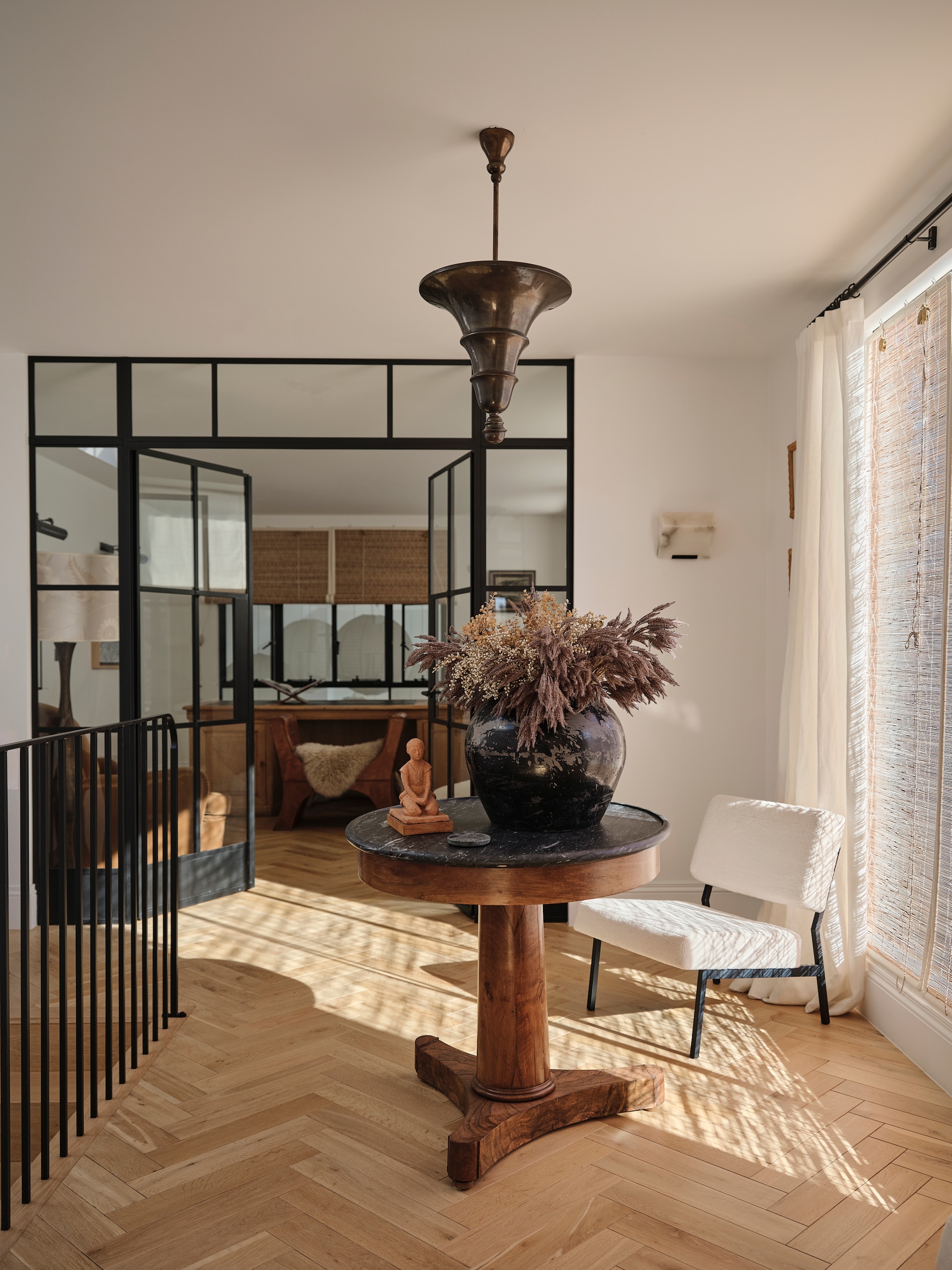 Tafel met marmeren blad en art-decohanglamp, antiek. Mid-century Franse fauteuil, albasten wandlampen in de stijl van Pierre Chareau van Voltex, vaas en decoratieve items vintage. vtwonen Landelijk 9-2026 | fotografie Lisa Cohen