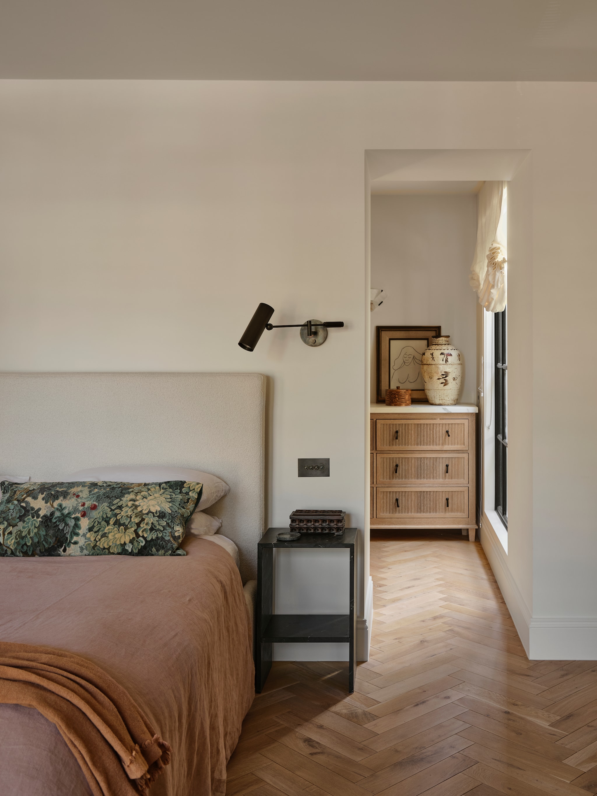 Bed op maat gemaakt door Heatherly Design. Beddengoed Cultiver. Spekstenen nachtkastje ontworpen door Susan. Wandlamp Cylinder van Apparatus Studio. Decoratieve kussenhoezen Marly Turchese van Scalamandre. Kunst Collins & Green Art. Bronzen lichtschakelaars Forbes & Lomax. Decoratieve items vintage. vtwonen Landelijk 9-2026 | fotografie Lisa Cohen
