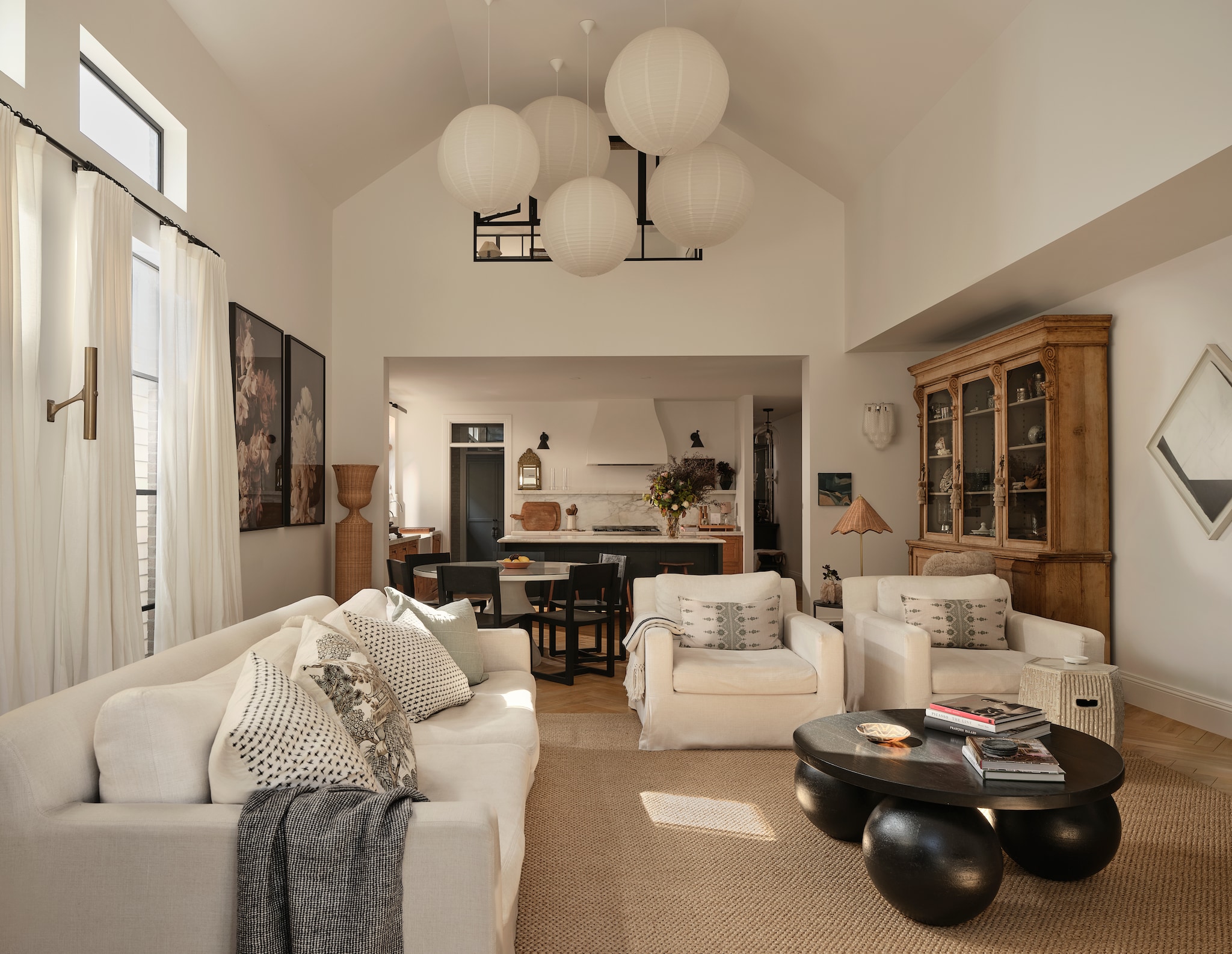 Bank en fauteuils Huxley van Coco Republic. Wandlamp Vesper van Matthew Cox. Sisal vloerkleed Bermuda van The Natural Floorcovering Centre. Kussenhoezen Dekowe. Overige decoratieve items vintage. vtwonen Landelijk 9-2026 | fotografie Lisa Cohen