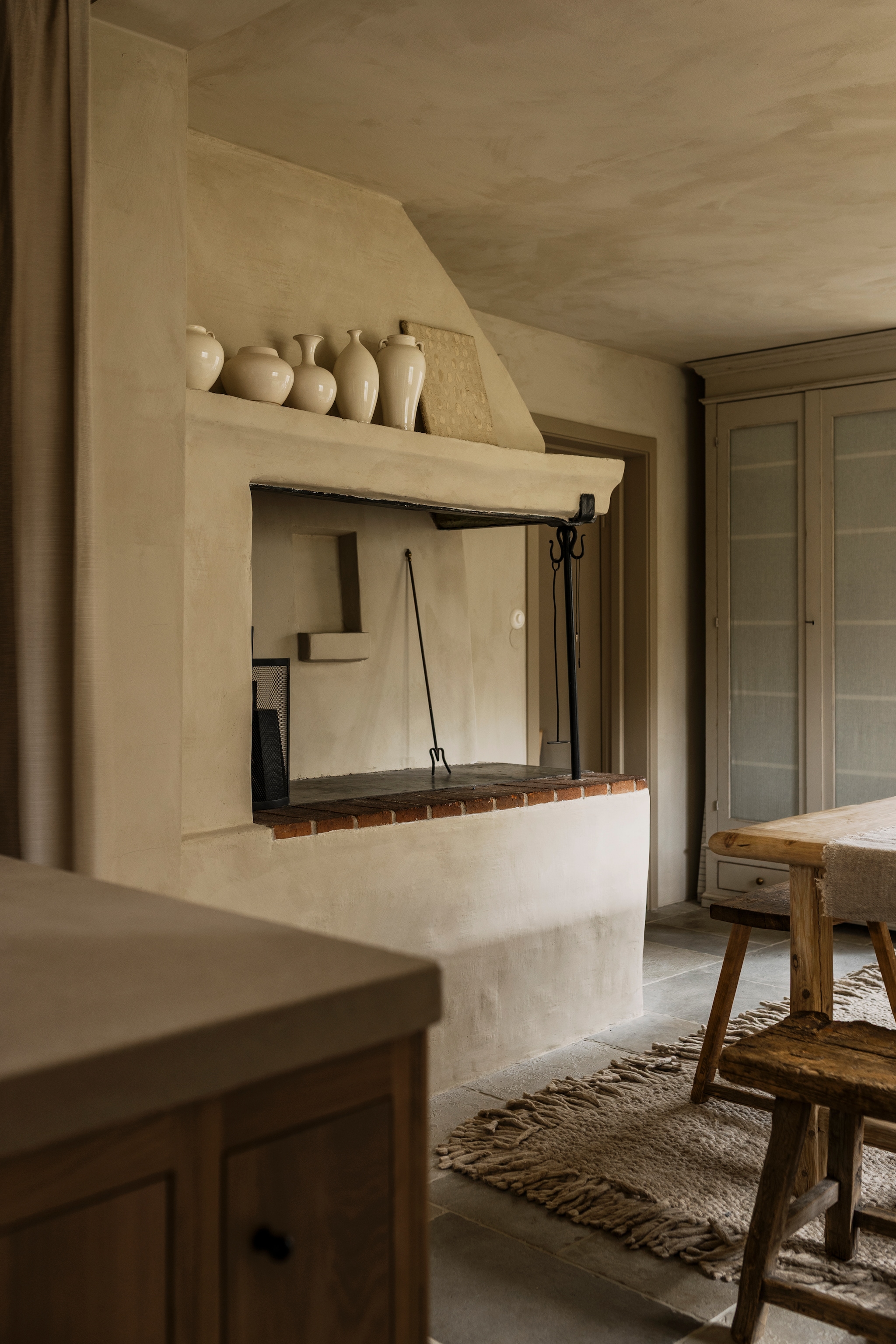 Zelliges Stiltje. Hanglamp Rose Uniacke. Keuken in licht eikenhout van Lidhults. Aanrechtbladen in Claystone door Creative Coatings. vtwonen landelijk 9-2026 | Styling Mari Strenghielm | Fotografie Lina Ostling