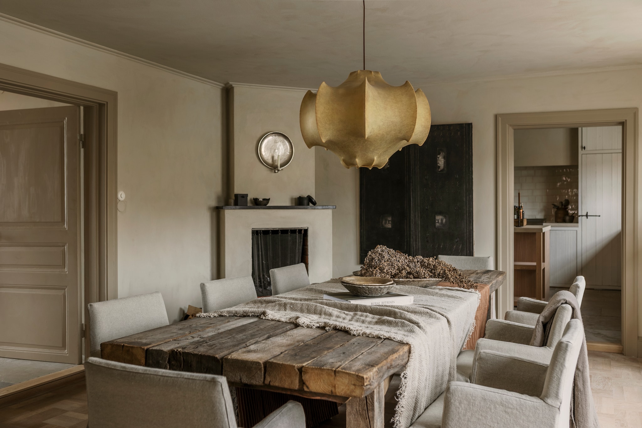 Hanglamp Viscontea van Flos. Op maat gemaakte tafel. Stoelen Walles & Walles. Tafellamp en sokkel Zara Home. Houten vloer. Overig vintage. vtwonen landelijk 9-2026 | Styling Mari Strenghielm | Fotografie Lina Ostling